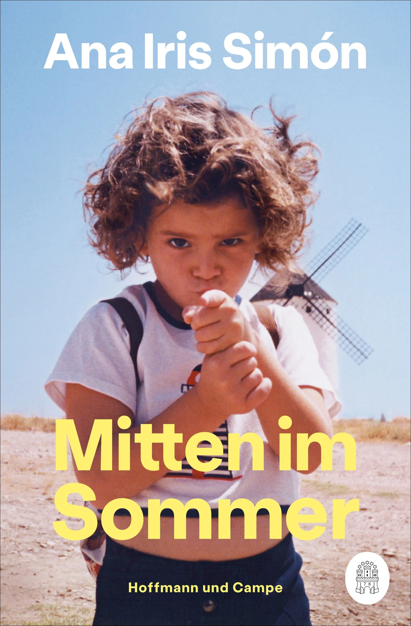 »Ein verdammtes Wunder.« — Elvira Navarro Mitten im Sommer ist eine tiefgründige Antwort auf die Frage, was es heißt, heute um die dreißig zu sein, und eine bewegende Liebeserklärung an die Generation der Eltern und an das, was wir Heimat nennen. Es wurde unmittelbar nach Erscheinen zu einem Bestseller in Spanien und zugleich zu einem international viel diskutierten Phänomen. Mit Ana Iris Simón meldet sich eine neue ehrliche, authentische Stimme zu Wort, die die Welt elektrisiert.»Überwältigend, strotzend vor Wahrheit.« — Sergio del Molino»Wie es glänzt, wie es riecht, wie es klingt. Was für ein schönes Buch.« — Miqui Otero