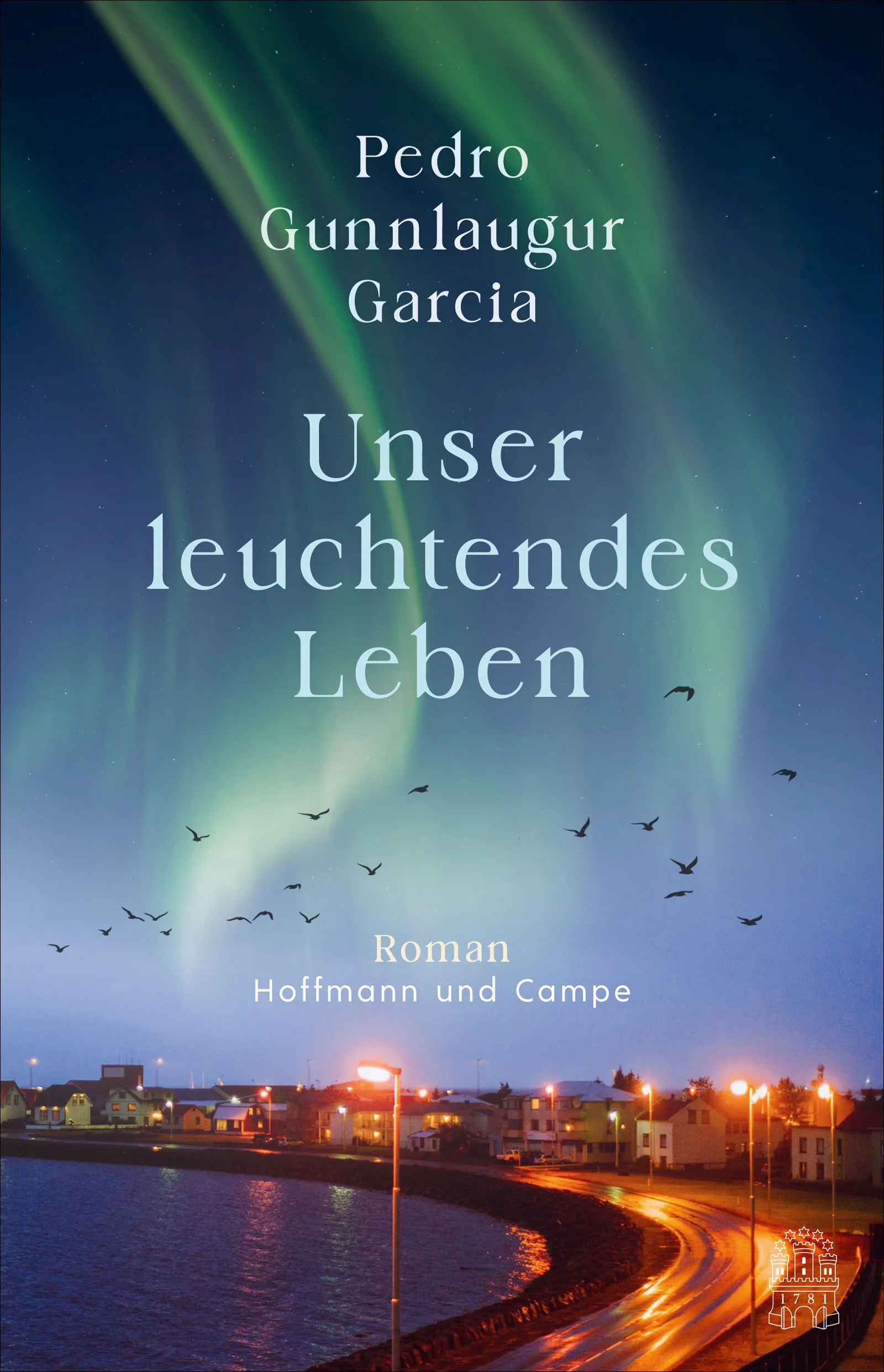 Eine Familiensaga aus Island – funkensprühend und unvergesslich | Ausgezeichnet mit dem Isländischen LiteraturpreisIsland 2089. Die junge Programmiererin Jóhanna versucht verzweifelt den Spagat zwischen ihrem anspruchsvollen Beruf und ihrem neuen Leben als alleinerziehende Mutter. Aber ihr Virtual-Reality-Projekt stockt, und so beginnt sie eines einsamen Abends, endlich das Romanmanuskript ihres Vaters zu lesen, zu dem sie seit einem heftigen Streit keinerlei Kontakt mehr hat. Vor ihr entfaltet sich überraschend ein zunehmend gewaltiges, Jahrhunderte und Kontinente umspannendes Familientableau. Immer dringlicher fragt sich Jóhanna, warum sie hier zum ersten Mal von den Wurzeln ihrer Familie erfährt. Welchem so lange unsagbaren Kern nähert sich ihr Vater mit seiner Erzählung? Und wird ihnen am Ende vielleicht doch eine Versöhnung möglich sein?Die isländische Variante von Hundert Jahre Einsamkeit für unser Hier und Jetzt – ein magisches Familienepos: humorvoll, spannungsgeladen, klug und höchst unterhaltsam.
