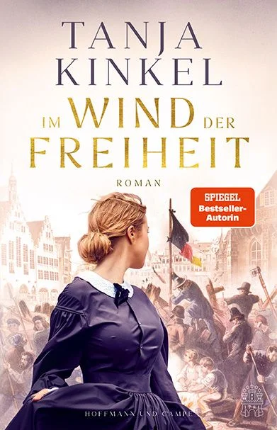 »Freiheit, Gleichheit, Gerechtigkeit, eine demokratische Republik - wir müssen diese Werte wieder mit unmittelbarem, lebendigem Sinn füllen. Was wir brauchen, sind große demokratische Erzählungen und genau so eine schafft Tanja Kinkel mit ihrem Roman Im Wind der Freiheit. Auf brillante Weise gelingt es ihr, uns das erste große deutsche demokratische Aufbegehren gegen die Despotie miterleben zu lassen, als wären wir dabei, dies aus der Perspektive revolutionärer Frauen, die skandalöserweise völlig in Vergessenheit geraten sind. Tanja Kinkel zeigt uns, was die Revolution von 1848 auch war: die erste große deutsche Frauenbewegung.« Jörg Bong1848: Die Menschen im Deutschen Bund erheben sich gegen die Macht der Fürsten und der Zensur. Während Deutschland die Morgendämmerung der Demokratie erlebt, finden in den Wirren der Zeit zwei ungleiche Frauen zueinander: Die arbeits- und mittellose Susanne, die sich auf einen gefährlichen Auftrag eingelassen hat – und die mutige Schriftstellerin und unbeirrbare Demokratin Louise Otto. Seite an Seite kämpfen sie für Freiheit und Selbstbestimmung in einer Revolution, die trotz ihres Scheiterns das Land für immer verändern wird.Ein großer, ergreifender Roman, der mitreißend und unvergesslich erstmals davon erzählt, wie eines unserer wertvollsten Güter – die Demokratie – maßgeblich von Frauen erkämpft wurde.