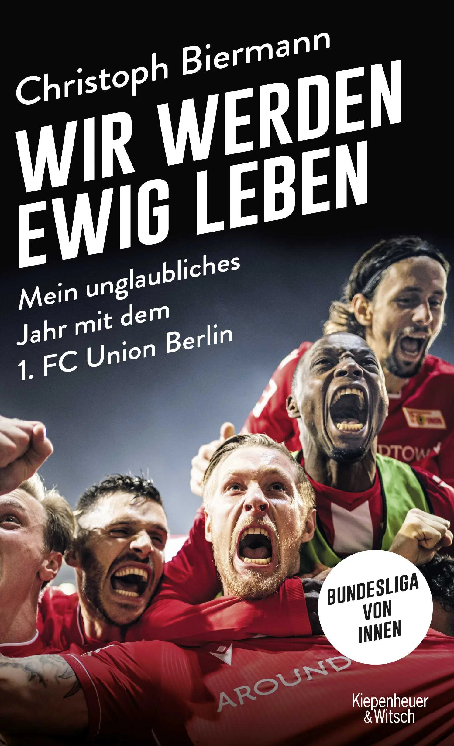 Im Mai 2019 gelang dem 1. FC Union Berlin zum ersten Mal in seiner Geschichte der Aufstieg in die Bundesliga, nach einem Jahrzehnt gab es damit wieder einen Verein mit DDR- Geschichte in der höchsten deutschen Spielklasse. So nah wie noch kein Journalist zuvor in Deutschland, begleitete Christoph Biermann den absoluten Außenseiter durch eine Saison, die in der Corona-Krise eine ganz besondere Wendung nahm. Er nahm an Teambesprechungen teil, reiste mit der Mannschaft zu Auswärtsspielen, ins Trainingslager und musste vor den Spielern singen. Biermann feierte sensationelle Siege mit der Mannschaft in der Kabine und erlebte neben den Aufregungen an Spieltagen auch den Leerlauf jenseits davon, die Härten des Konkurrenzkampfs und die Schrecken von Verletzungen. Besser als je zuvor verstand er dadurch, wie Fußballprofis heutzutage leben und wie es dem Trainerteam um den Schweizer Urs Fischer trotz drastischer finanzieller Nachteile gelang, die Mannschaft zu sensationellen Erfolgen zu führen. Biermann reiste aber auch mit Fans und erfuhr eine Verbundenheit zwischen Verein, Mannschaft und Anhängern, wie es sie heute im Profifußball kaum noch gibt. Während der Corona-Pandemie war Union Berlin vor ganz neue Aufgaben gestellt, und Christoph Biermann erlebte in Vorstandssitzungen aus nächster Nähe, wie der Klub geführt wird und wie er mit der Krise umging. Und in all dem entdeckte er ein Erfolgsmodell, bei dem die ostdeutsche Historie eine entscheidende Rolle spielt. Eine Reportage, die nicht nur einen außergewöhnlichen Verein zeigt, sondern den Fußball unserer Tage – in ungewöhnlichen Zeiten.