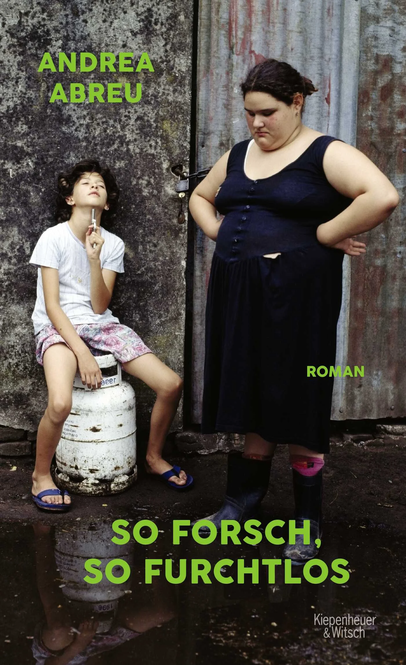 Ein sprachgewaltiger Debütroman von Andrea Abreu über eine innige Mädchenfreundschaft auf Teneriffa, die an den Wachstumsschmerzen der Pubertät, an zu viel Liebe und zu großer Lust zerschellt. »So forsch, so furchtlos« ist eines der aufregendsten Debüts der letzten Jahre. Abreus Roman erscheint in 19 Ländern und hat die spanische Presse in Aufregung versetzt.Ein heißer Juni auf Teneriffa, hoch oben im Norden der Insel zwischen den Vulkanen, weit ab von den Touristen. Zwei junge Mädchen, beste Freundinnen, versuchen die Langweile zu bekämpfen. Sie wollen dünn bleiben, indem sie Süßigkeiten erbrechen; sie träumen von glänzenden BMWs, die sie an den Strand bringen, wo sie endlich das Meer genießen könnten, genau wie die Touristen, deren Ferienhäuser ihre Mütter putzen. Aber als aus dem Juni der Juli wird und der Juli in den August übergeht, verwandelt sich die schwelende Liebe der Erzählerin zu ihrer Freundin Isora in ein schmerzhaftes sexuelles Erwachen. Sie versucht, mit Isora Schritt zu halten, muss aber einsehen, dass das Erwachsenwerden ein Weg ist, den man allein gehen muss. »So forsch, so furchtlos« war in Spanien der größte Überraschungserfolg der letzten Jahre. Andrea Abreu ist der neue Shootingstar der spanischsprachigen Literatur.