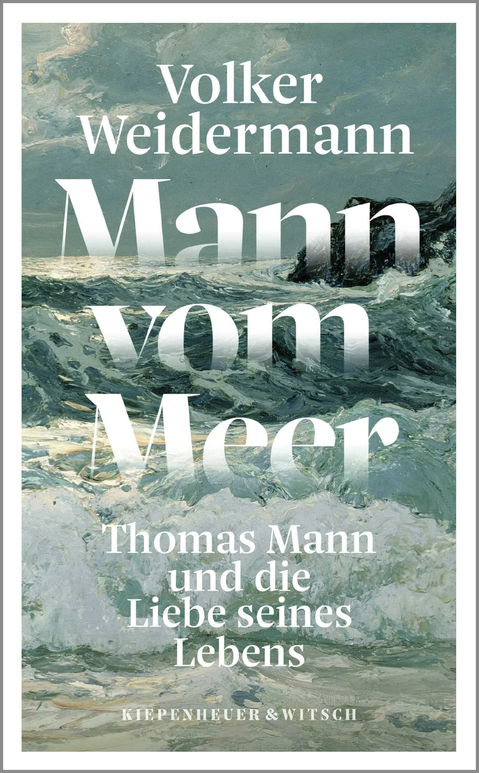 Das Meer war für Thomas Mann sein Leben lang der Ort der Sehnsucht und des verheißungsvollen Sogs in die Tiefe. Deutsche Romantik und Todessehnsucht – und Ort der Befreiung von den Konventionen, den politischen, literarischen, erotischen Zwängen des bürgerlichen Lebens. Ort der Freiheit und des wahren Ich.Vielleicht fängt alles dort an, wo seine Mutter das Glück der Kindheit erlebt: im brasilianischen Urwald, in einem großen, hellen Haus am Meer. Mit sieben kommt sie nach Travemünde, in die deutsche dunkle Kälte, mit einer Sehnsucht, die bleibt. Ihr Sohn Thomas wächst an der Ostsee auf, in Lübeck, aber sobald er kann, geht er in den Süden, reist nach Italien, ans Mittelmeer, verliebt sich in junge Männer, folgt aber den Konventionen der Zeit und heiratet Katia. Jahre später: Der Gang ins Exil. In Kalifornien, am Pazifik, wird er noch einmal ein anderer: Er kämpft gegen Hitler, für die Demokratie, für die Freiheit und nimmt die amerikanische Staatsbürgerschaft an. Nach seinem Tod lebt seine Lieblingstochter Elisabeth sein Vermächtnis als weltweit gefeierte Meeresforscherin in ihrer utopischen ozeanischen Politik fort.Volker Weidermann schreibt mit Leichtigkeit und Humor, mit Wärme und großer Klarheit über den Nobelpreisträger, über seine Sehnsucht und seine Lieben. Sein Buch ist die Geschichte eines deutschen Jahrhunderts, es ist die Biografie eines großen Schriftstellers und seiner Familie, vor allem aber ist es ein Roman über das Dunkle, Glänzende, Bedrohliche, Verlockende, Befreiende – über Thomas Mann und das Meer. 