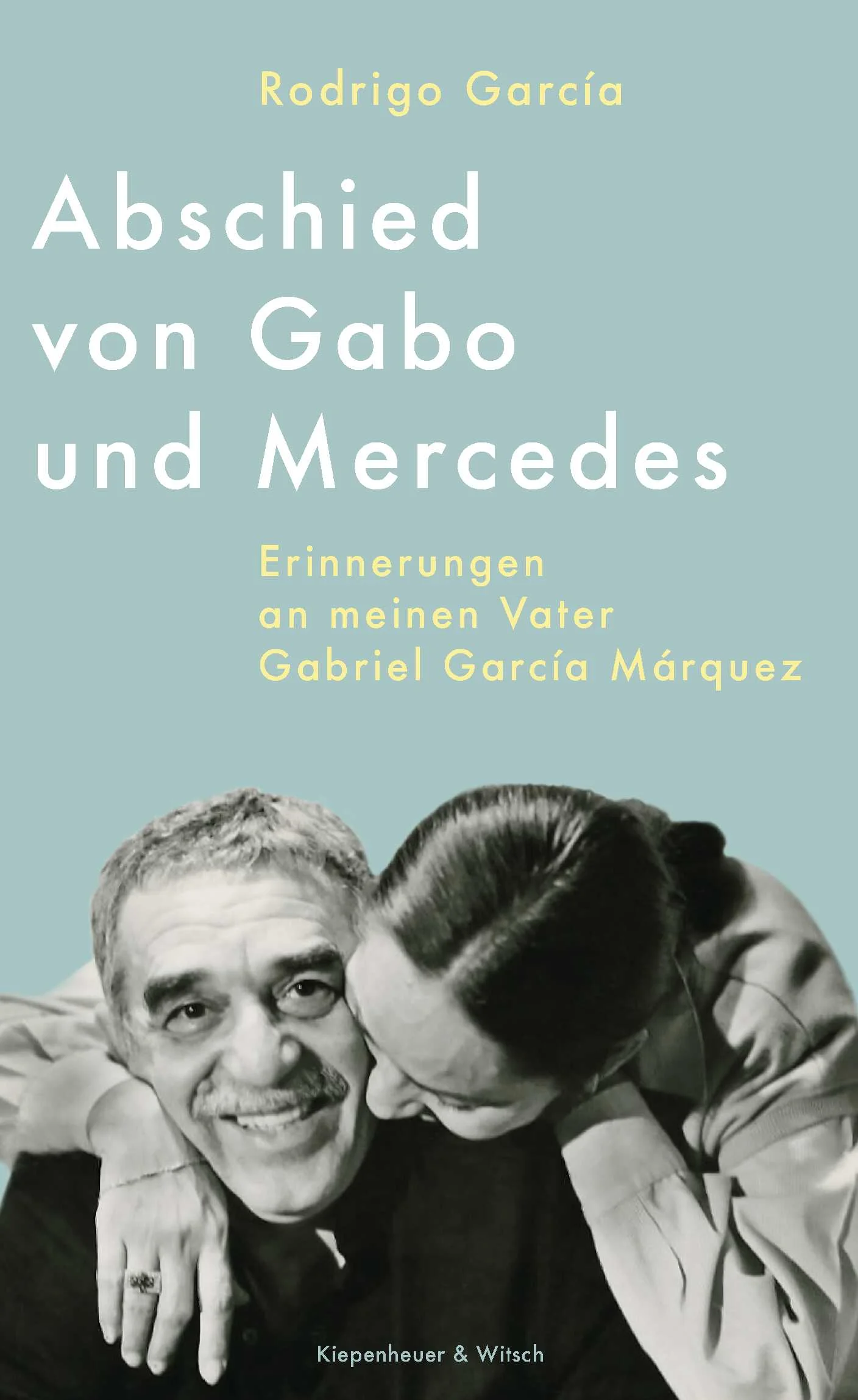 »So ist das eben mit Ihrem Vater«, sagt seine Sekretärin zu mir. »Er kann sogar über Hässliches schön sprechen.«Als Gabriel García Márquez von seinen Ärzten im März 2014 ins Krankenhaus eingewiesen wird, setzt sofort ein riesiger Rummel ein, denn es gibt im Krankenhaus kaum jemanden, der nicht plötzlich dringend in seinem Zimmer etwas zu erledigen hätte. Nach der Untersuchung kommt die niederschmetternde Nachricht: Wahrscheinlich sei es Lungenkrebs, er habe nicht mehr lange zu leben. Die Familie beschließt, ihn nach Hause zu holen, wo sich die Situation schnell zuspitzt: Aus der ursprünglich prognostizierten Lebenserwartung von Monaten werden Wochen, dann nur noch 24 Stunden.Mit großer Wärme, in vielen Rückblicken und einer fast schon schelmischen Haltung zum Tod erinnert sich der Sohn, ein Filmemacher, in diesem wunderbaren Text an den Tod und das Leben seines Vaters, die außergewöhnlich symbiotische Beziehung seiner Eltern und den späteren Tod seiner Mutter, um beiden ein Denkmal zu setzen.