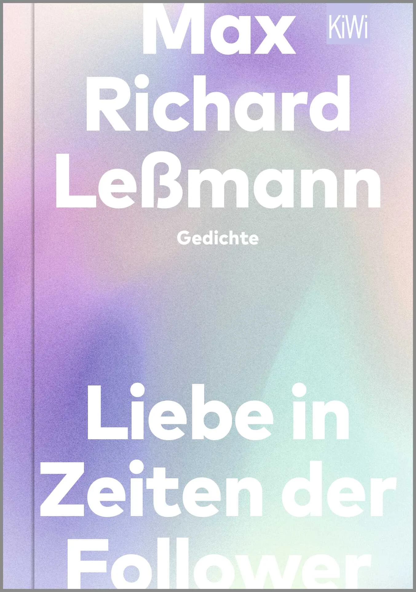 Max Richard Leßmann postet seit Jahren ein Gedicht pro Tag auf Instagram (@maxrichardlessmann) und wird dafür von mehr als 90.000 Follower*innen frenetisch gefeiert. Der Musiker und Podcaster hat mit seiner Lyrik einen Safe Space geschaffen in einer Welt, in der sich doch eigentlich kaum noch jemand sicher fühlt. »Wenn man die Welt nur noch durch eine milchige Scheibe sieht und kaum noch Licht einfällt, wirken Max' Gedichte wie Glasreiniger auf mich. Ein kleines Gedicht von Max lockt mich aus meinem Kokon der emotionalen Verpuppung und schon sehe ich die Welt wieder in all ihrer Schönheit und Hässlichkeit, in all ihrer Intensität und fühle mich verletzlich, aber lebendig.« Alli Neumann»Die Lyrik von Max ist zugleich stark und verletzlich, sarkastisch und einfühlsam - aber immer scharf beobachtet und beinahe peinlich ehrlich. Bei keinem anderen Schreiber habe ich in den letzten Jahren immer und immer wieder gedacht: Verdammt, das hätte ich auch gern geschrieben.« Casper»Ich mag keine Gedichte. Nur die von Max Richard Leßmann.« Ina Müller