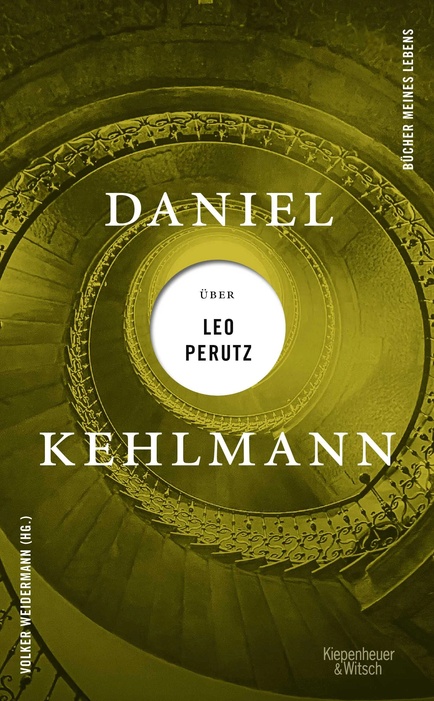 Es ist eine unglaubliche Entdeckungsreise. Daniel Kehlmann, Autor des Weltbestsellers »Die Vermessung der Welt« und des historischen Zauberromans »Tyll«, führt uns tief hinein in das Werk des unbekanntesten Großmeisters der deutschen Literatur: Leo Perutz.Voller Verehrung, Begeisterung und mit tiefer Kenntnis stellt uns Kehlmann die Bücher jenes Mannes vor, der 1882 in Prag zur Welt kam, in Wien studierte, in Kaffeehäusern schrieb und in derselben Versicherungsanstalt wie Franz Kafka sein Brot verdiente. Leo Perutz war ein bedeutender Vertreter sowohl der großen osteuropäisch-jüdischen Erzähltradition als auch der Wiener Moderne. Sein Meisterwerk ist der Roman »Nachts unter der steinernen Brücke«.Kehlmann beschreibt eindrücklich, welch tiefe Spuren Perutz in seinem eigenen Werk hinterlassen hat. Und teilt mit uns seine Verblüffung darüber, dass dieser Mann heute nicht zu den berühmtesten Romanciers seiner Sprache gehört. Mit diesem Buch könnte sich das ändern.