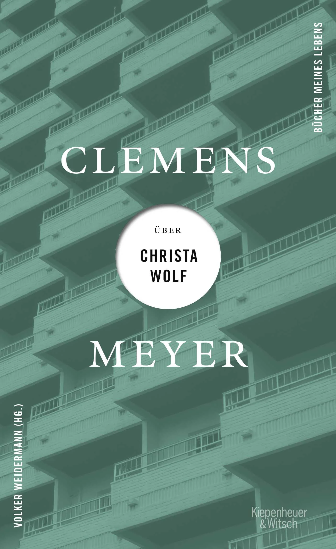Eine fulminante Reise in ein versunkenes Land: Clemens Meyer betrachtet eine Büste Christa Wolfs, die vor ihm steht, und beginnt ein großes Gespräch mit der Verstorbenen über die Literatur der DDR, über die ungeheure Bedeutung, die das Lesen damals hatte, über die Visionen und Träume der Schriftsteller und wie sie Wirklichkeit werden sollten. Ist nicht schon der Titel seines ersten Romans »Als wir träumten« dem Werk Christa Wolfs entnommen? Wie viel in seinem Leben, seinem Schreiben verdankt Clemens Meyer der Literatur der DDR. Was für Größen gab es da, was für Leben, was für Bücher!Meyer erzählt in einem inneren Dialog mit Christa Wolf die Geschichte der Utopien in der Literatur. Und damit auch eine eigenwillige, subjektive, emphatische Geschichte der DDR-Literatur. Wie wurde er selbst zu dem, der er ist? Und wie wurde in den Jahren nach dem Mauerfall eine ganze Epoche der deutschen Literatur von Kritikern abgeräumt und dann von Publikum und Lesern beinahe vergessen? Eine Suche nach Antworten. Und ein eindringliches Bekenntnis zu einer großen Schriftstellerin.
