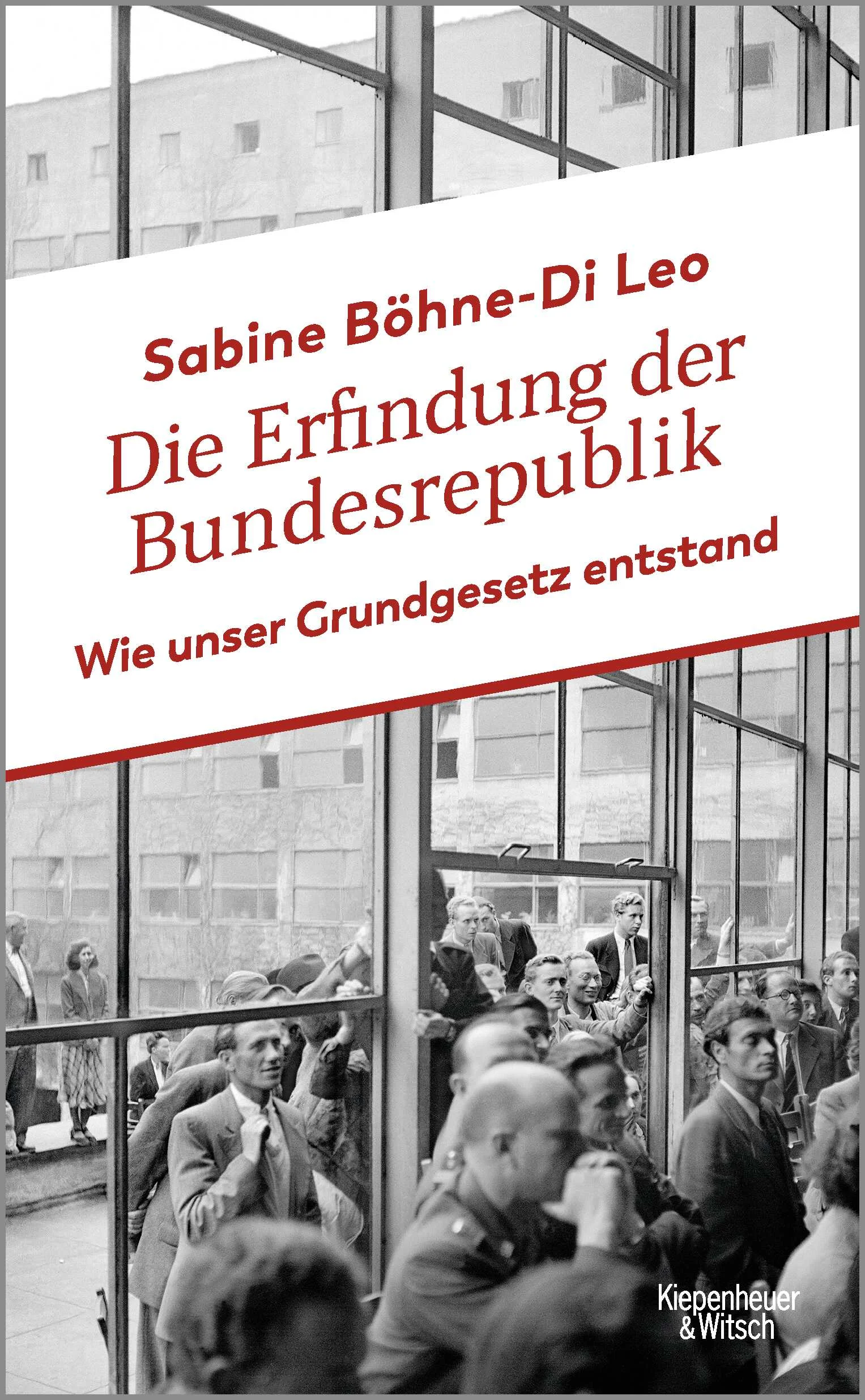 Im Sommer 1948 stehen große Entscheidungen an: Die westlichen Alliierten beauftragen 65 Männer und Frauen damit, eine Verfassung auszuarbeiten. Monate leidenschaftlicher Diskussionen beginnen, in denen gestritten, getrickst und geträumt wird. Wie soll es werden, das neue Land?Kurz nachdem in den drei Westzonen im Frühsommer 1948 eine neue Währung eingeführt wird, riegelt die Sowjetunion West-Berlin ab: Die Stadt ist blockiert. Die USA beschließen, zwei Millionen Menschen aus der Luft zu versorgen und schicken „Rosinenbomber“ los, von denen gleich einer der ersten abstürzt.Während in Berlin alles auf der Kippe steht, kommt in Bonn der Parlamentarische Rat zusammen: 61 Männer und vier Frauen, die eine Verfassung schreiben sollen, darunter der Sozialdemokrat Carlo Schmid, der Christdemokrat Konrad Adenauer und der Liberale Theodor Heuss. Und dabei geht es um alles: Wie kann es eine Verfassung geben – ohne die Ostzone? Wo soll die Hauptstadt sein? Und welche Lehren sind aus dem Nationalsozialismus zu ziehen?Sabine Böhne-Di Leo nimmt uns mit auf eine faszinierende Zeitreise ins Jahr 1948/49. Sie schildert lebendig den Alltag zwischen Trümmern und Kartoffeläckern, analysiert die Interessen der Weltmächte und erzählt, auch auf der Basis von Archivfunden, wie das Recht auf Meinungsfreiheit oder auf Asyl den Weg ins Grundgesetz fand – und warum die Gleichberechtigung von Männern und Frauen erst in letzter Sekunde aufgenommen wurde.