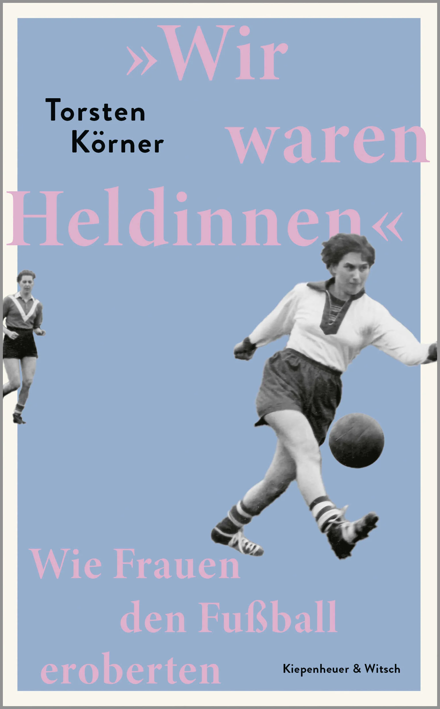 Wie Frauen sich gegen alle Widerstände den Fußball erobertenTorsten Körner nimmt uns in »Wir waren Heldinnen« mit auf eine Zeitreise in die frühen Jahre der Bundesrepublik und entfaltet die faszinierende und teils schier unglaubliche Geschichte der Anfänge des Frauenfußballs. Er erzählt von Frauen, die – geprägt von dem »Wunder von Bern« – in den fünfziger Jahren inoffizielle Länderspiele austragen, von Pionierinnen, die dem Fußballverbot für Frauen die Stirn bieten, von der ersten Torschützin des Monats und bringt uns die Frauen nahe, die 1982 das erste offiziell anerkannte Länderspiel bestreiten.König Fußball regiert die Welt, und der König war stets ein Mann. Jahrzehntelang galt: Frauen gehören an den Herd, nicht auf den Sportplatz. Bei kaum einer Sportart verteidigte die Männerwelt ihr Revier so unerbittlich wie beim Fußball. Bis 1970 war Frauenfußball offiziell in der Bundesrepublik verboten. Doch mutige Pionierinnen ließen sich nicht beirren und spielten trotzdem. Sie setzten sich gegen engstirnige Autoritäten durch, sie eroberten Fußballplätze, selbst wenn man sie davonjagte, mit Steinen bewarf, beschimpfte.Das Buch erzählt die Lebensgeschichten dieser Pionierinnen, die im Fußball ihr größtes Glück fanden und dafür nicht selten familiäre oder private Erfüllung opferten. Mit leidenschaftlicher Hingabe kämpften die ersten Fußballerinnen gegen autoritäre Funktionäre, sexistische Vorurteile und dumpfe Rollenbilder. Das Buch erzählt mitreißende Geschichten, die weit über den Fußball hinaus zeigen, wie unfrei unsere Gesellschaft noch vor gar nicht allzu langer Zeit war.
