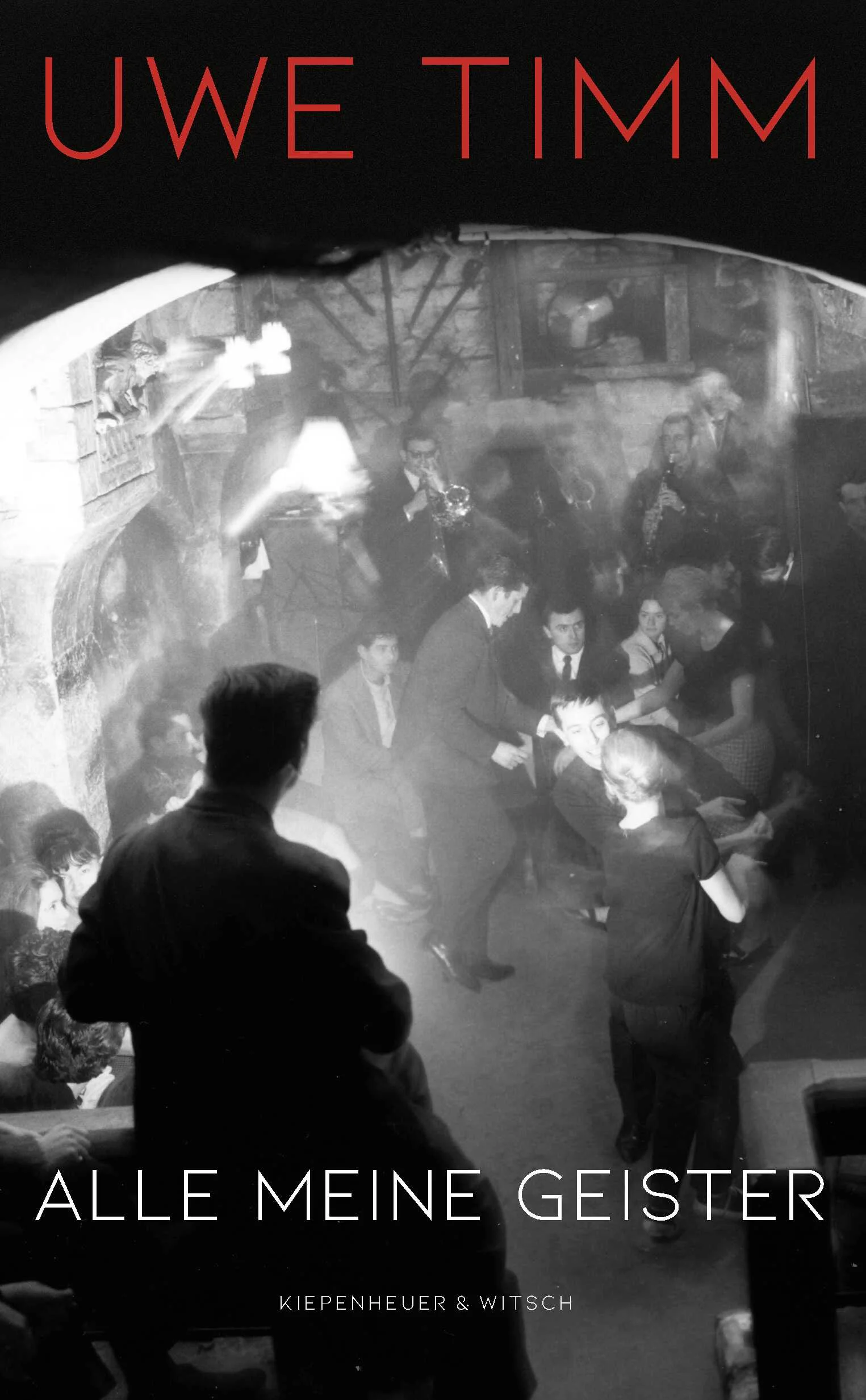 In seinem neuen Buch erzählt Uwe Timm von seinen Lehrjahren als Kürschner im Hamburg der Fünfzigerjahre. Von kuriosen Erlebnissen im Beruf und der Welt der Mode, von besonderen Freundschaften und den Büchern, die sein Leben verändert haben. Hamburg 1955 – der noch 14-jährige Uwe wird von seinem Vater, dem Inhaber eines Pelzgeschäfts, in die Kürschnerlehre gegeben. Im Takt der Stechuhren lernt der junge Mann die kreative Präzision, die das heute fast ausgestorbene Handwerk erfordert, schult den Blick für das Material, die Kundinnen, die Tücken und Geheimnisse dieser Kunst. Er lauscht den Geschichten der Kollegen, schließt Freundschaften, bekommt Bücher empfohlen, entdeckt die Stadt und den Jazz. Der Lehrling, der vom Schreiben träumt, liest heimlich im Sortierzimmer Salinger und Camus, begleitet den »roten Erik« auf die Reeperbahn, erkundet mit dem Kollegen Johnny-Look, reichlich schüchtern noch, die Liebe, wird von Meister Kruse politisch initiiert und streitet sich nun umso intensiver mit dem Vater über die NS-Zeit.Inzwischen ist auf dem Pelzmarkt ein Preiskampf ausgebrochen, das Kürschnergeschäft der Familie floriert nicht mehr, und als der Vater plötzlich an einem Herzinfarkt stirbt, muss der 18-Jährige ein völlig überschuldetes Geschäft sanieren. Die harte Arbeit und die großen Sorgen bringen ihn nicht ab von der Vorstellung eines ganz anderen Lebens.Ein großartiges Buch der Erinnerungen und des Aufbruchs, präzise und poetisch. Ein sprechendes Zeitbild, ein Initiationsroman der Liebe, des Lesens, des Arbeitens und Träumens.