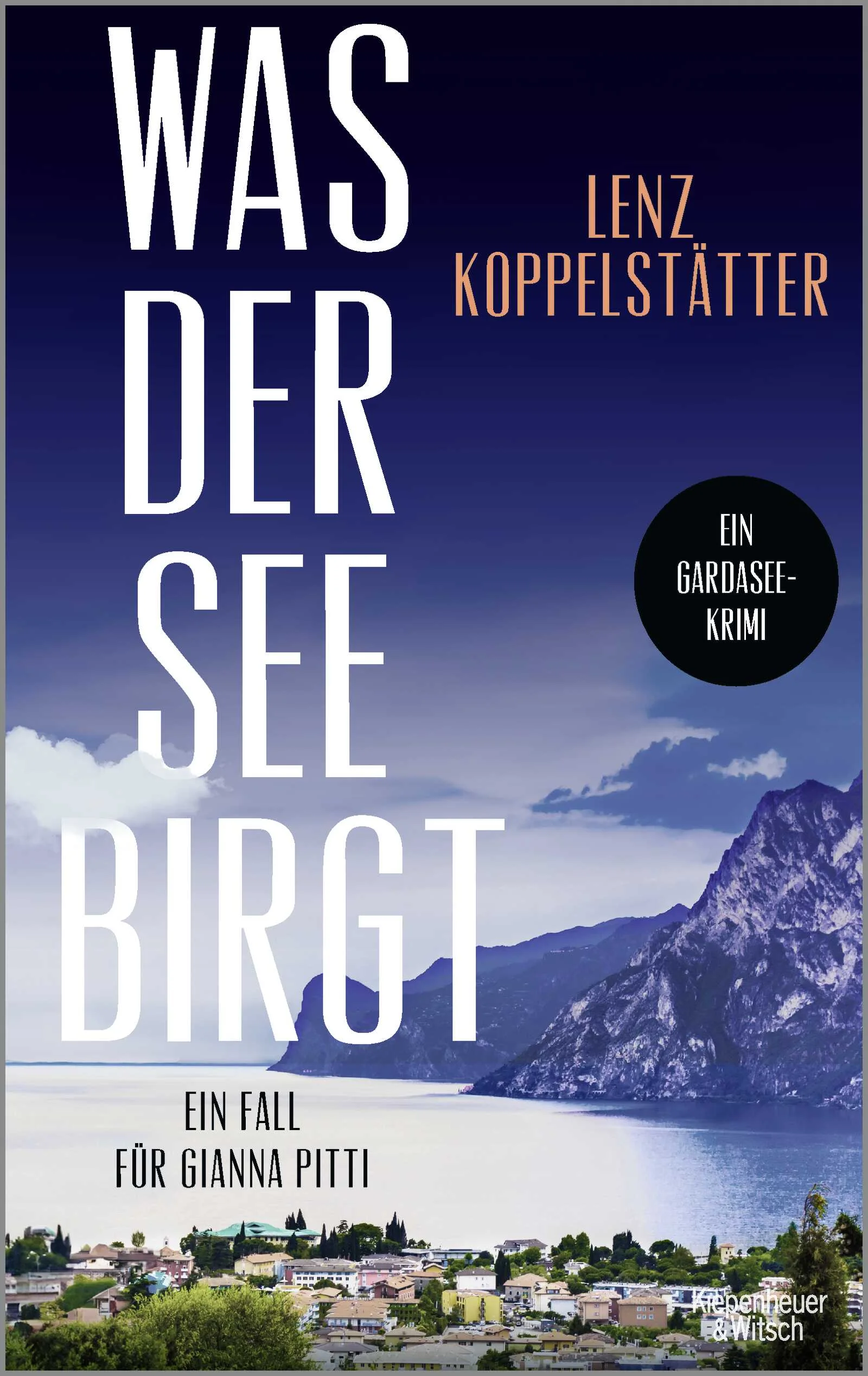 Dubiose Geschäfte, ein elitärer Geheimbund und eine junge Lokalreporterin, die in ihrer persönlichsten Story recherchiert: »Was der See birgt« ist der fulminante Auftakt einer neuen Reihe und ein extrem spannendes Lesevergnügen.Am Ufer des Gardasees blinken Blaulichter. Im Jachtafen von Riva wurde ein Toter gefunden. Gianna Pitti, Polizeireporterin der Lokalzeitung und der wohl größte Vasco-Rossi-Fan auf diesem Planeten, ist immer zur Stelle, wenn am See etwas passiert. Mit Entsetzen stellt sie fest, dass sie das Opfer kannte. Mehr noch: Sie war eine der Letzten, die den jungen Mann lebend gesehen hat.Während die Polizei im Dunkeln tappt, beginnt die Journalistin zu recherchieren. Unterstützung bekommt sie von ihrem schrulligen Onkel Francesco und der Chefredakteurin Elvira. Die Spuren führen sie zur ehemaligen Residenz des Schriftstellers Gabriele D’Annunzio, in der es nicht mit rechten Dingen zuzugehen scheint. Auf dem prunkvollen Anwesen, das heute ein Museum ist, werden geheimnisvolle Feste ausgerichtet.Je tiefer die drei graben, desto mehr Rätsel tauchen auf: Was hat es mit dem goldenen Anhänger auf sich, der im Rachen der Leiche steckte? Und wie hängt das alles mit Giannas Vater zusammen, dem legendären Investigativjournalisten, der vor einem Jahr spurlos verschwand? Die Suche nach Antworten bringt das Trio an seine Grenzen.