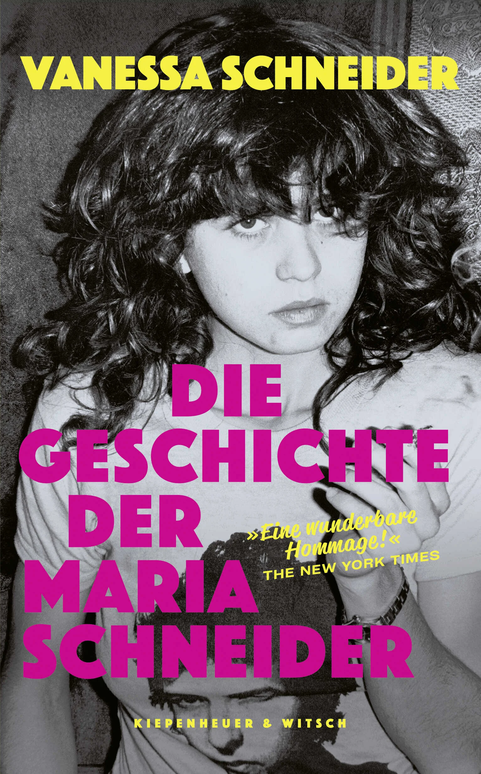Maria Schneider war die Skandalschauspielerin der 70er-Jahre – berühmt und traumatisiert durch die Vergewaltigungsszene in »Der letzte Tango in Paris«. Erst nach Marias Tod betonte Regisseur Bertolucci, dass er die Szene nicht bedauere, und löste weltweit Empörung aus. Seitdem kämpft die #MeToo-Bewegung der Filmbranche gegen männlichen Machtmissbrauch. Maria Schneider war 19 Jahre alt, als sie die Geliebte an der Seite von Marlon Brando in »Der letzte Tango in Paris« (1972) spielte. Der Film über eine junge Frau und einen älteren Mann, die in einem Pariser Appartement animalischen Sex haben, wurde zum Skandalfilm und Maria über Nacht zum Weltstar. Doch die von Bertolucci und Brando improvisierte Vergewaltigungsszene ptägte Marias Leben. Vor laufender Kamera weinte sie, schlug um sich, und niemand half ihr. Maria war zu jung, zu naiv, um rechtlich dagegen vorzugehen. Sie fühlte sich ausgeliefert, ohnmächtig und wurde drogenabhängig. Alain Delon und Brigitte Bardot boten ihr Zuflucht, Patti Smith schrieb einen Song für sie, Bob Dylan wurde ihr Liebhaber. Antonioni engagierte sie für »Beruf: Reporter« mit Jack Nicholson. Aber Maria war verloren.Zusammen mit ihrer Cousine, der Journalistin Vanessa Schneider, wollte sie ihre Version der Geschichte erzählen. Vorher starb Maria jedoch an Krebs. Was bleibt, ist ein bewegender Liebesbrief, ein zärtliches Porträt, eine rauschhafte Reise durch die Filmwelt der 70er und ein Appell an alle Frauen: Wehrt euch, von Anfang an!