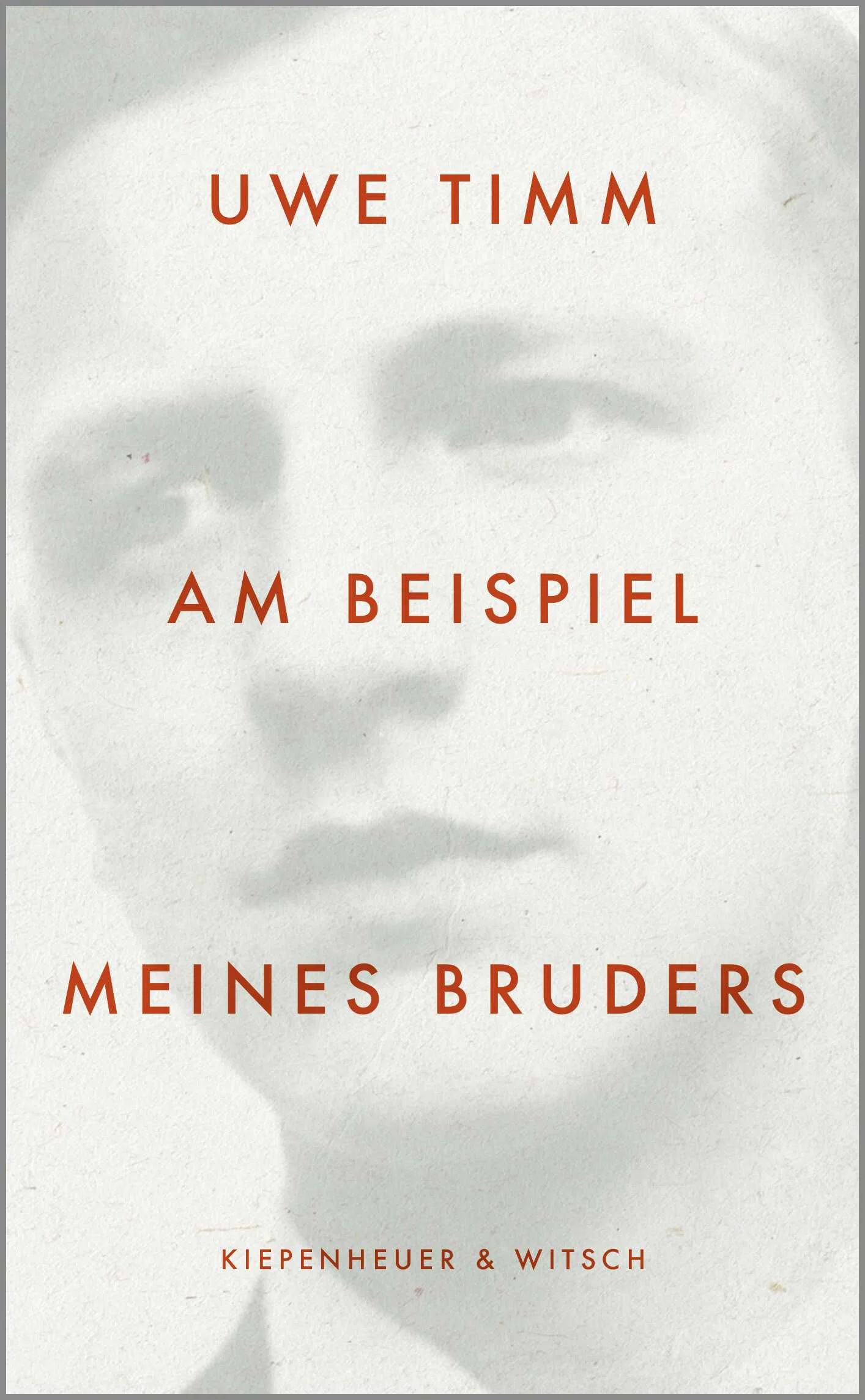 Vom Autor neu durchgesehene Ausgabe mit aktuellem NachwortKarl-Heinz Timm, geboren 1924 in Hamburg, gestorben 1943 in einem Lazarett in der Ukraine. Der Neunzehnjährige lebt weiter in der Trauer der Eltern, ihren Erzählungen, den sprachlichen Wendungen, die für sein Schicksal bemüht wurden, aber auch in den Träumen des jüngeren Bruders, der kaum eigene Erinnerungen an ihn hat.Der Impuls, über den Bruder zu schreiben, erwächst bei Uwe Timm auch aus der Notwendigkeit, über die Voraussetzungen der eigenen Biografie Klarheit zu gewinnen. Warum hat sich der Bruder freiwillig zur SS gemeldet? Wie ging er mit der Verpflichtung zum Töten um? Welche Optionen hatte er, welche Möglichkeiten blieben ihm verschlossen? Wo ist der Ort der Schuld, wo der des Gewissens bei den Eltern, die ihn überlebt haben?Uwe Timms Buch ist ein bewegender und nachdenklicher Versuch über den Bruder, über Schuld und Erinnerung, aber auch ein Porträt der eigenen Familie und eine Studie darüber, welche Haltungen den Nationalsozialismus und den Krieg möglich machten, was das mit uns zu tun hat und wie wir darüber sprechen können.
