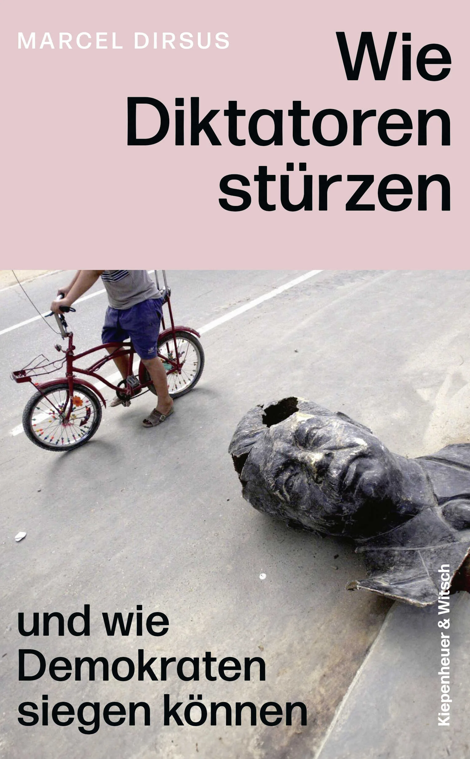 Alle Diktatoren und Autokraten stürzen irgendwann. Dieses Buch zeigt warum und wie – und was wir daraus lernen können.Überall auf der Welt sind Demokratien unter Druck, überall entstehen Autokratien und Diktaturen. Die Herrscher inszenieren sich als harte Männer, die stark sind und unbesiegbar. Aber sie alle scheitern. Denn Alleinherrschaften haben Systemfehler – sie können nicht auf Dauer funktionieren.Manchmal sind es Mitglieder des inneren Machtzirkels, manchmal ist es das Militär, manchmal erheben sich die Massen, weil sie genug haben von Korruption und falschen Entscheidungen, manchmal sind es Oppositionelle, die aus dem Exil einen Umsturz planen. Tyrannen haben immer mehr Feinde als Freunde – und das Ende ihrer Herrschaft ist oft dramatisch: Exil, Gefängnis, Tod. Wie sie stürzen hat große Auswirkungen auf den weiteren Gang der Geschichte.Marcel Dirsus zeigt in diesem glänzend geschriebenen Buch, welche Faktoren zum Ende von Alleinherrschaften führen. Seine Forschung beruht unter anderem auf Gesprächen mit Anführern von Revolutionen, mit Rebellen und Soldaten auf der ganzen Welt. Er blickt ins Innerste der Gewalt und schildert minutiös die entscheidenden Momente, in denen Tyrannen die Macht verlieren. Anhand von Beispielen aus der Gegenwart und Geschichte entwickelt er eine Systematik, die es erlaubt, den Mechanismus der Macht zu verstehen.»Mit ›Wie Diktatoren stürzen‹ hat Marcel Dirsus ein wunderbar lehrreiches Buch verfasst, dass fast alles was wir über Diktatoren wissen auf den Kopf stellt und uns auf eine analytisch kluge, aber auch unterhaltsame Art zeigt, wo und wie diese verwundbar sind. Nicht nur Leseempfehlung, sondern auch ein Lesevergnügen.« Carlo Masala»Faszinierende Einblicke in den Aufstieg – und dann unausweichlichen Fall – von Diktatoren.« The Independent»Eins der besten Bücher des Jahres 2024« The Economist
