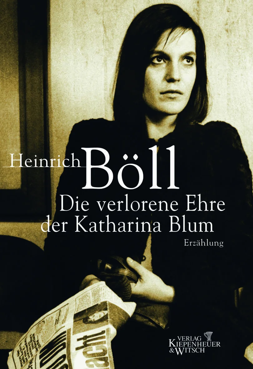 Heinrich Bölls Erzählung Die verlorene Ehre der Katharina Blum oder: Wie Gewalt entstehen und wohin sie führen kann sorgte bei ihrem Erscheinen im Jahr 1974, das von einem Vorabdruck im Spiegel flankiert wurde, für eine heftige Auseinandersetzung um die Methoden des Boulevardjournalismus.Die Hauswirtschafterin Katharina Blum, die nebenbei bei Empfängen und Festlichkeiten die kalten Buffets besorgt und sich davon eine Appartementwohnung und einen Volkswagen leisten kann, gerät zufällig in den Mittelpunkt der Sensationsmache und Polithetze einer großen Boulevardzeitung. Bei einer Karnevalsparty verliebt sie sich in einen jungen Mann, der von der Polizei als radikaler Rechtsbrecher gesucht und allgemein »Bandit« genannt wird. Von da an ist ihr ein Sensationsjournalist auf den Fersen, der ihr Privatleben durchleuchtet und öffentlich macht. Die Folge der Hetze und der Verletzung der Intimität durch die Presse steht am Anfang der Erzählung: Katharina Blum hat den Journalisten erschossen, und ein ebenfalls beteiligter Pressefotograf ist von einer unerkannten Frau erschossen worden. Damit ist der schockierende Akzent gesetzt, der nach Interpretation und Aufklärung verlangt.Das Muster der Moritat von der verlorenen Frauenehre ist hier emanzipatorisch und aggressiv gewendet: Die in der öffentlichen Meinung gefallene Frau weiß sich nach anfänglicher Erschütterung zu wehren, notfalls mit Gewalt.Informieren Sie sich auch über das größte editorische Unternehmen in der Geschichte des Verlags Kiepenheuer & Witsch: Heinrich Böll, Werke 1 - 27 Kölner Ausgabe