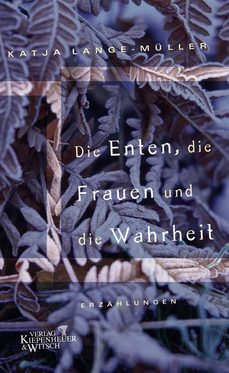 »Katja Lange-Müller ist eine Meisterin des Understatement.« Katharina Döbler, NZZ Das Leben steckt voller Geheimnisse – Katja Lange-Müllers Erzählungen aus den letzten acht Jahren sind Kabinettstücke der genauen Beobachtung. Lakonisch und komisch berichten sie von »biotopischen Zuständen« im Alltag. Katja Lange-Müller hat sich hineinbegeben in das Leben, hingesehen und zugelangt – und dann darüber geschrieben. Entstanden sind Texte der besonderen Art, die einem ihrer Lieblingsobjekte gleichen – den Pilzen: Sie wölben sich am Hut, stülpen sich aus und lassen sich sammeln, doch in der Tiefe bilden sie ein verzweigtes Geflecht, das sie zusammenhält und das weiter wächst. In ihren kunstvollen, von Fabulierlust vorangetriebenen Erzählungen geht es um Artverwandtes und -fremdes, um Tiere im Zoo und in freier Wildbahn, um Städte und Wälder, um amerikanische Baseballstadien, südamerikanische Strände und Berliner Bezirke, vor allem aber um die Wesen, die diese Orte bevölkern. Ihnen ist Katja Lange-Müller auf der Spur, mit Liebe zum Detail, Gefühl für Stimmungen und einer außergewöhnlichen Sprachpräzision, die den Leser hineinzieht in die Exotik des Alltags. Dabei führt sie die hohe Schule der Erzählkunst vor: Storys in klassischer Manier, nach dem Modell des Hemingwayschen Eisbergs, bei denen das Entscheidende unter der Oberfläche bleibt.