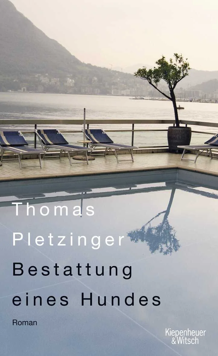 Eine fesselnde Geschichte über Liebe, Freiheit und Verantwortung - verfilmt als Sky-Miniserie mit Friedrich Mücke und Albrecht Schuch.Thomas Pletzingers großartiges Romandebüt Bestattung eines Hundes erzählt von einer Generation zwischen Sehnsucht und Realität. Daniel Mandelkern, ein Ethnologe in der Lebenskrise, erhält von seiner Frau den Auftrag, den öffentlichkeitsscheuen Autor Dirk Svensson am Luganer See zu interviewen. Widerwillig macht er sich auf den Weg, in der Hoffnung, Klarheit über sein eigenes Leben zu gewinnen.Doch bei Svensson angekommen, ahnt Mandelkern, dass ihn mehr erwartet als nur ein Autorenporträt. Eine schöne junge Frau, ihr Sohn und ein rätselhaftes Manuskript ziehen ihn in eine Welt, die sein Leben für immer verändern wird. Eine Reise nach New York und Brasilien führt ihn tief in Svenssons Vergangenheit und zu sich selbst.Mit sprachlicher Finesse und atmosphärischer Dichte ergründet Pletzinger die alte Geschichte von Glück und Liebe neu. Ein Roman über das Erwachsenwerden, das Finden des eigenen Weges und die Herausforderungen des modernen Lebens. Bestattung eines Hundes begeistert mit tiefgründigen Charakteren und einer fesselnden Handlung.