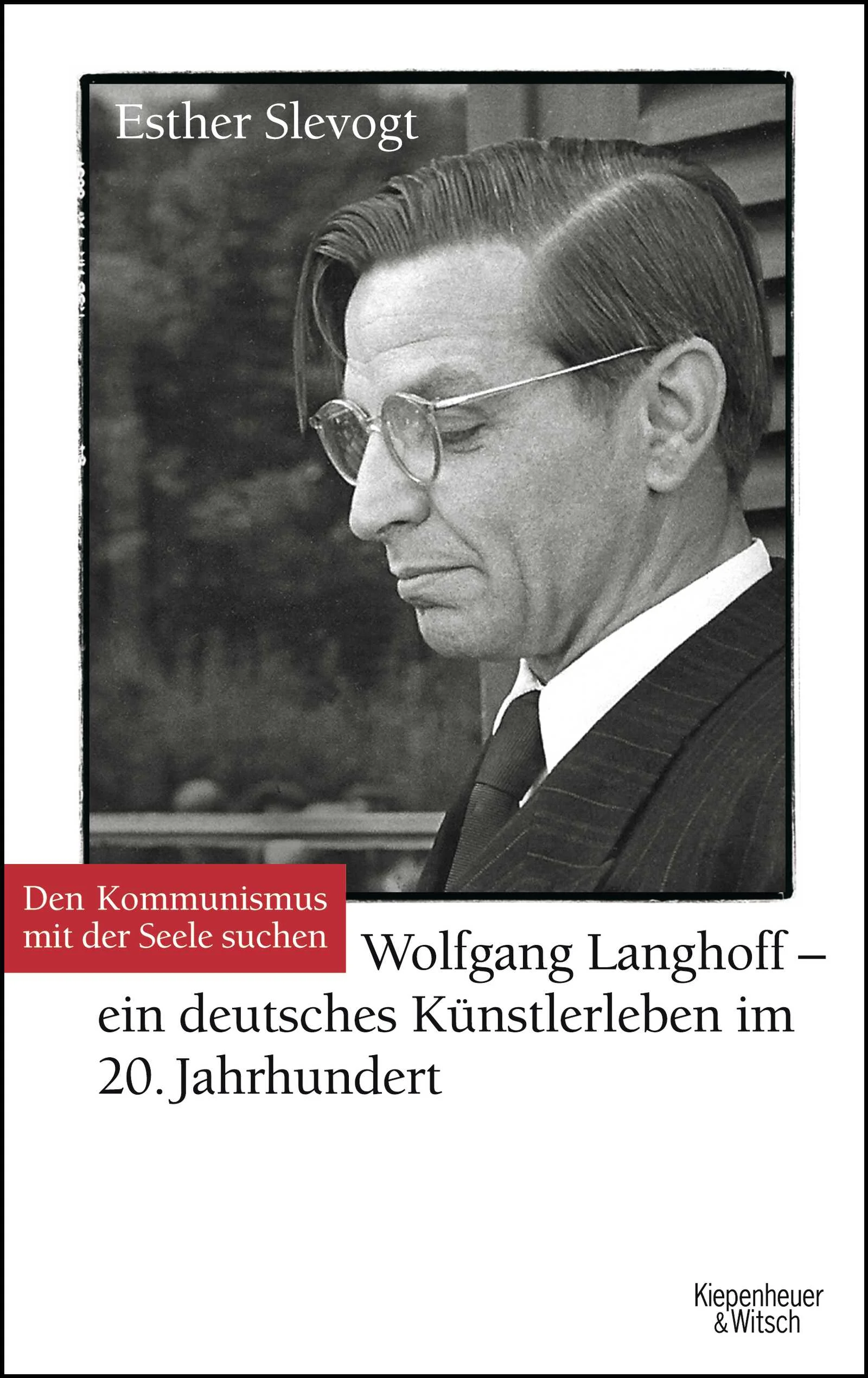 Den Kommunismus mit der Seele suchen - die bewegende Biografie über Wolfgang Langhoff, eine zerrissene Theater-Ikone des 20. Jahrhunderts.Wolfgang Langhoff, 1901 in Berlin geboren und Vater der bekannten Regisseure Matthias und Thomas Langhoff, war eine der schillerndsten und einflussreichsten Theaterpersönlichkeiten seiner Zeit. In ihrer brillant erzählten Biographie zeichnet Esther Slevogt das fesselnde Porträt eines zwischen Kunst und Politik zerrissenen Theaterstars und entfaltet zugleich das Panorama seines nicht minder zerrissenen Landes.Theatermacher, Kulturfunktionär und Held des antifaschistischen Widerstands: Langhoffs Leben war voller Widersprüche. Nach dem Ersten Weltkrieg Freikorpskämpfer gegen die Bolschewisten - und Jungschauspieler in antibürgerlicher Dandy-Pose. In der Weimarer Republik gefeierter Darsteller der Klassiker in Düsseldorf - und umjubelter Leiter der Agitprop-Theatergruppe »Nordwest Ran«. Immer auf der Suche nach dem Theater für ein besseres Deutschland.Doch dann übernimmt der Nazi-Terror die Macht und der Bühnenheld wird einer der ersten KZ-Häftlinge. Im Schweizer Exil schreibt er seinen Welterfolg Die Moorsoldaten. 1946 folgt er voller Idealismus dem Ruf als Intendant des Deutschen Theaters nach Ost-Berlin. Doch der stalinistische Terror lässt ihn nicht los. Differenziert erschließt Slevogt ein Künstlerleben, das tragisch zwischen die Fronten von Kunst und Politik gerät - und damit das Scheitern des kommunistischen Traums.