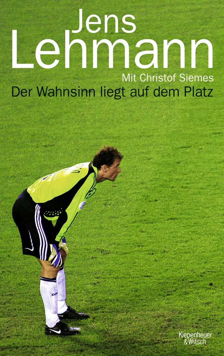 Klartext: Jens Lehmann zieht BilanzJens Lehmann schreibt über seine Karriere in der Bundesliga, in der Nationalmannschaft und im internationalen Spitzenfußball. Über seine Erfahrungen, Desaster, Siege und Triumphe. Über seine Clubs, Mitspieler und Trainer, über Erfolgsstrategien im Spitzensport.Zweimal wird er zum besten Torwart Europas gewählt. Er ist deutscher und englischer Meister, Vize-Europameister und hat den UEFA-Pokal gewonnen. In einer Champions-League-Saison bleibt er sagenhafte 852 Minuten ohne Gegentor. Jens Lehmann ist einer der erfolgreichsten Torhüter der letzten Jahrzehnte – und einer der eigenwilligsten. Nie ist er den einfachsten oder naheliegendsten Weg gegangen, immer hat er Herausforderungen gesucht, die nicht nur den Fußballer, sondern den Menschen Jens Lehmann fordern und weiterbringen, weit über den Fußballplatz hinaus. Nun zieht dieser außergewöhnliche Sportler Bilanz und schreibt über seine Karriere in der Bundesliga, der Nationalmannschaft, in der italienischen Seria A und der englischen Premier League.Offen, vorbehaltlos und mit dem ihm eigenen trockenen Humor erzählt Jens Lehmann nicht nur von seinen großen Erfolgen, sondern auch von prägenden Niederlagen und den Sackgassen, in die ihn bisweilen seine Risikofreude und das Festhalten an seinen Überzeugungen geführt haben. Er lässt die Stationen einer Karriere Revue passieren, die ihn von Schalke über Dortmund nach Mailand, London und schließlich nach Stuttgart führt. Er schreibt über das Innenleben europäischer Großklubs, über seine Mitspieler, Trainer und Rivalen wie Oliver Kahn, den er mit tollen Leistungen und Beharrlichkeit aus dem Tor der Nationalmannschaft verdrängt. Bei der WM 2006 wird Jens Lehmann zu einem der Helden des Sommermärchens; in seinem Buch erläutert er das Geheimnis dieser Mannschaft ebenso wie seine legendäre Zettelwirtschaft aus dem historischen Elfmeterschießen gegen Argentinien.