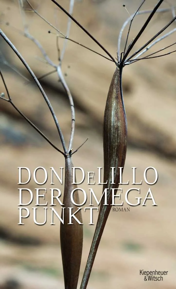 Der Omega-Punkt: Ein verstörendes Meisterwerk über Verlust und Verschwinden vom Bestsellerautor Don DeLilloIn der kalifornischen Wüste lebt Richard Elster, ein ehemaliger geheimer Kriegsberater der US-Regierung, zurückgezogen in einem einsamen Haus. Dort besucht ihn der junge Filmemacher Jim Finley, um ihn für eine unkonventionelle Dokumentation zu gewinnen: ein Mann vor einer Wand, ohne Schnitt, ohne Regieanweisung. Zwölf Tage diskutieren die beiden, als Elsters Tochter Jessie auftaucht und die Dynamik der Geschichte grundlegend verändert. Etwas Unfassbares geschieht und stellt alles Gesagte in Frage.Parallel dazu betrachtet ein Mann im MoMa in New York eine Installation: Hitchcocks Thriller Psycho, verlangsamt auf eine Spielzeit von 24 Stunden. Er beobachtet zwei weitere Männer, die sich die Installation anschauen.Der Omega-Punkt ist ein brillantes Werk über die Themen Auslöschung, Raum und Zeit. DeLillo, 