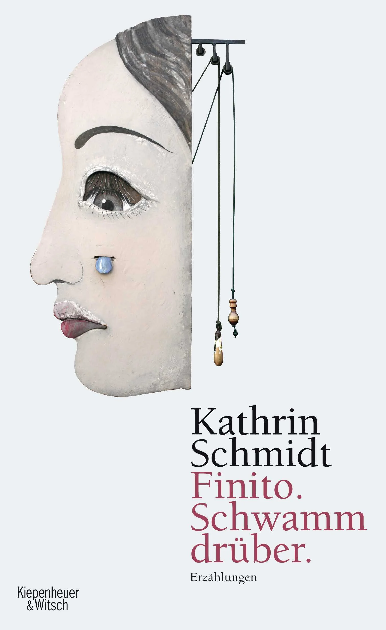 Eine Meisterin des Erzählens in jeder FormMit Du stirbst nicht, ihrem ausgezeichneten Roman über die Rückkehr ins Leben nach einer Hirnblutung, hat sich Kathrin Schmidt ein großes Lesepublikum erobert. Mit dem darauf folgenden Gedichtband Blinde Bienen hat sie die literarische Kritik begeistert, und nun folgt ein spätes Debüt: Finito. Schwamm drüber. ist ihr erster Band mit Erzählungen.Und auch diese sind von besonderer Qualität und einer beeindruckenden Vielfalt, sowohl im Ton als auch in den Themen und Perspektiven. Sie spannen den Bogen von der Zeit des geteilten Deutschlands bis in die Gegenwart, führen in Familien und Singlehaushalte, zeigen starke Frauen in schwachen Momenten und Männer, die nie so stark geworden sind, wie sie sich immer empfanden. Dabei beweist Kathrin Schmidt, wie groß das Repertoire ihrer erzählerischen Mittel ist und wie nah sie damit ihren Figuren kommen kann. Aus der Epikerin, die mit bildmächtiger Sprache und oft langen, kunstvoll gebauten Satzgefügen den Leser mitreißt, ist eine Meisterin der Verknappung geworden. Der Leser findet sich sofort in einer Szene, einer Stimmung, einem Konflikt – und geht mit.Titel wie Laubers Lachen, Der Kirschgott oder Frau Ypsi und Herr Lon zeigen, dass eines in jedem Fall nicht zu kurz kommt: der Humor.  