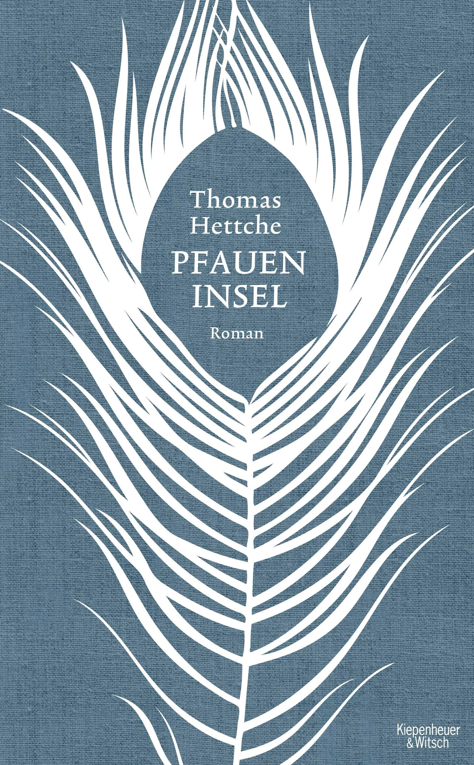 Eine Insel außerhalb der ZeitDie Pfaueninsel in der Havel ist ein künstliches Paradies. In seinem opulenten, kundigen und anrührenden Roman erzählt Thomas Hettche von dessen Blüte, Reife und Verfall aus der Perspektive des kleinwüchsigen Schlossfräuleins Marie, in deren Lebenslauf sich die Geschichte eines ganzen Jahrhunderts verdichtet.Es mutet an wie ein modernes Märchen, denn es beginnt mit einer Königin, die einen Zwerg trifft und sich fürchterlich erschrickt. Kaum acht Wochen nach dieser Begegnung auf der Pfaueninsel, am 19. Juli 1810, ist die junge Königin Luise tot – und der kleinwüchsige Christian und seine Schwester Marie leben fortan weiter mit dem entsetzten Ausruf der Königin: »Monster!« Damit ist die Dimension dieser Geschichte eröffnet. Am Beispiel von Marie, die zwischen den Befreiungskriegen und der Restauration,zwischen Palmenhaus und Menagerie, Gartenkunst und philosophischen Gesprächen aufwächst und der königlichen Familie bei deren Besuchen zur Hand geht, erzählt Thomas Hettche von der Zurichtung der Natur, der Würde des Menschen, dem Wesen der Zeit und der Empfindsamkeit der Seele und des Leibes.Dabei geht es um die Gestaltung dieses preußischen Arkadiens durch den Gartenkünstler Lenné und um all das, was es bevölkerte: Palmen, Kängurus und Löwen, Hofgärtner, Prinzen, Südseeinsulaner, Riesen, Zwerge und Mohren – und es geht um die Liebe in ihren mannigfaltigen Erscheinungsformen.Thomas Hettche ist das Kunststück gelungen, mit dem historisch verbürgten Personal seiner Geschichte von uns Heutigen zu erzählen. Atmosphärisch, detailgetreu und voller Lust an der phantasievollen Ausschmückung.