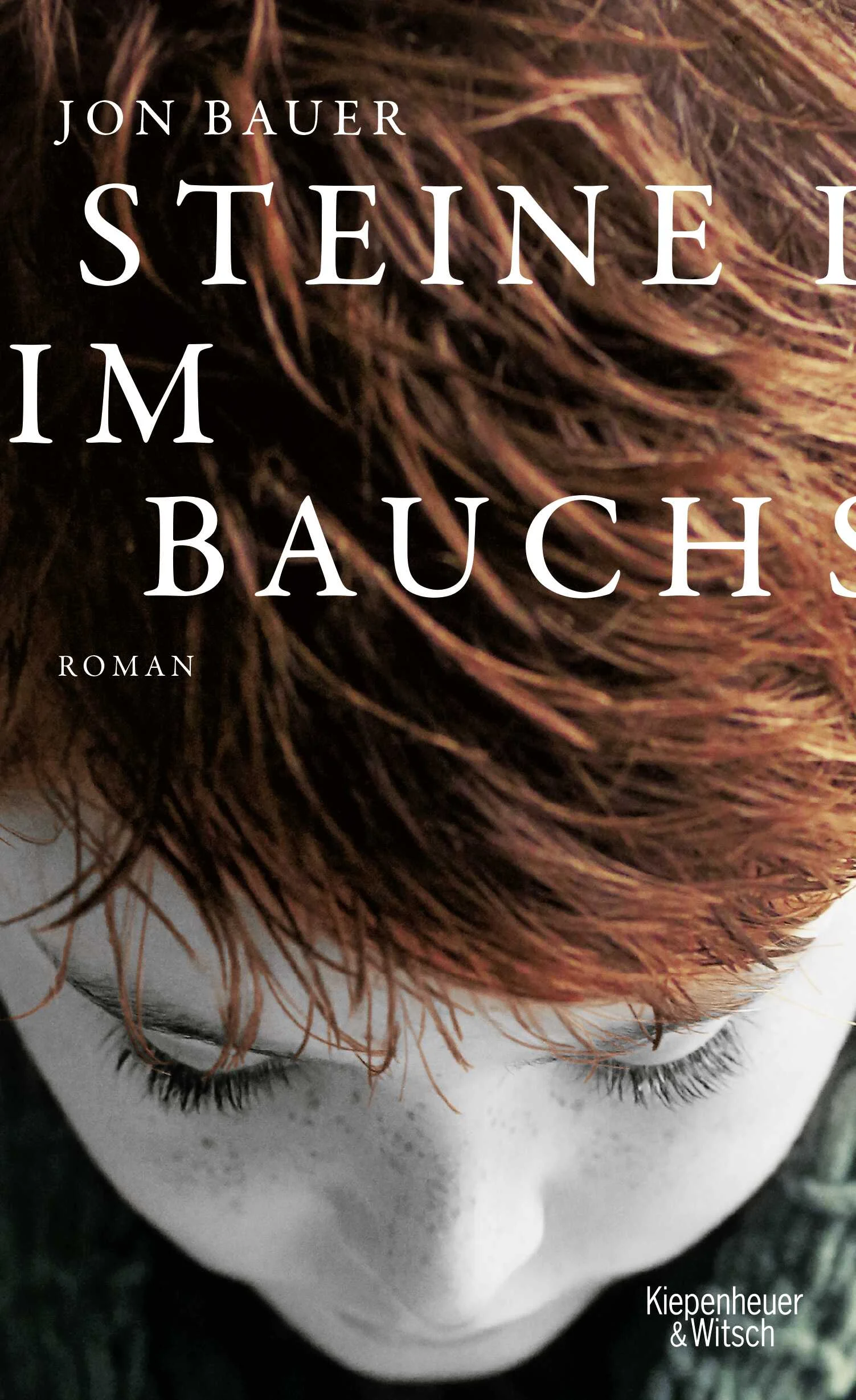 »Bauer brilliert in der Darstellung der kindlichen Psyche – ein bemerkenswertes Debüt.« J. M. CoetzeeDie Mutter des Ich-Erzählers nimmt immer wieder Pflegejungen auf, obwohl ihr eifersüchtiger Sohn, ein Einzelkind, furchtbar darunter leidet. Als der verschlossene Robert in die Familie kommt, der vermeintlich perfekt ist und Liebling der Mutter wird, nimmt die Eifersucht obsessive Züge an.Der 28-jährige Ich-Erzähler kehrt in das Haus seiner Kindheit zurück, weil seine Mutter schwer erkrankt ist. Als kleiner Junge litt er darunter, dass die Pflegejungen, die die Mutter aufnahm, immer den Vorzug bekamen und sie seine hilflosen Schreie nach Liebe missverstand oder ignorierte. Der Pflegejunge Robert brachte schließlich das Fass zum Überlaufen – mit Folgen, die noch in der Gegenwart sichtbar sind. Weder Mutter noch Sohn haben jemals wieder über die Ereignisse gesprochen, und nun, da sich die Machtverhältnisse aufgrund der Krankheit der Mutter umkehren, nimmt der Sohn auf subtile Weise Rache…»Steine im Bauch« zeigt mit unbarmherziger Präzision, wie Verletzungen, die man in der Kindheit erleidet, im Erwachsenen nachwirken. Ein Buch, das atemlos spannend und bisweilen schmerzhaft die Hilflosigkeit eines Kindes nachzeichnet.»Steine im Bauch« wurde mit zahlreichen Preisen ausgezeichnet und von Presse und Leserschaft begeistert aufgenommen.
