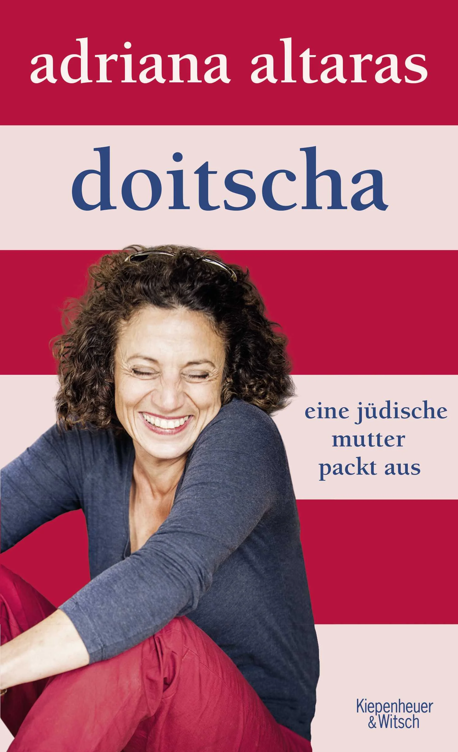 Ein kluges, faszinierendes und vielstimmiges Porträt jüdisch-deutscher Gegenwart und ein unvergessliches Buch über Familie in all ihren tröstlichen und irrsinnigen Facetten.David wäre gerne Israeli. Er ist nicht nur hochbegabt, sondern auch hochpubertär und raunzt seinen westfälischen Vater beim Abendessen regelmäßig mit »Ey, Doitscha« an, was ebenso regelmäßig zum familiären Eklat führt. Deutscher zu sein, ist keine einfache Sache, gesteht Adriana Altaras, erst recht nicht in einer jüdischen Familie …Mit Aaron, Davids Patenonkel, ist Adriana Altaras seit ihrer Jugend befreundet. Sie wollten damals auswandern nach Israel, das für sie ähnlich verlockend war wie für die Surfer Hawaii. Doch sie blieben und nutzten das schlechte Gewissen der Deutschen, um umsonst Bahn zu fahren oder schulfrei zu bekommen. Als Aaron stirbt, spitzt sich der Generationenkonflikt in der Familie Altaras zu. David hält nichts mehr in Berlin, er verabschiedet sich kurzerhand ins Gelobte Land, und die Erzählerin reist hinterher – auf der Suche nach dem verlorenen Sohn zwischen Klagemauer, Kibbuz und See Genezareth.In Titos Brille, von den Lesern geliebt und von der Presse gefeiert, hat sich die Autorin der Geschichte ihrer Vorfahren gewidmet. Leidenschaftlich, mitreißend und witzig erzählt sie nun mitten aus dem jüdischen Leben heute in Deutschland. Vom Jüngsten, der lieber »Germany`s next Topmodel« sähe, als zuzuschauen, wie sich seine Mutter in Talkshows über die Beschneidung und die »schönen Schmocks« ihrer Söhne auslässt. Von tragikomischen Identitäts- und Religionskonflikten, die sich an einer rissigen Salatschüssel entzünden, von unkonventionellen Gedenkreden, vom Erben und Vererben. Und nicht nur das: Die ganze Familie kommt zu Wort, das ganze Tohuwabohu.