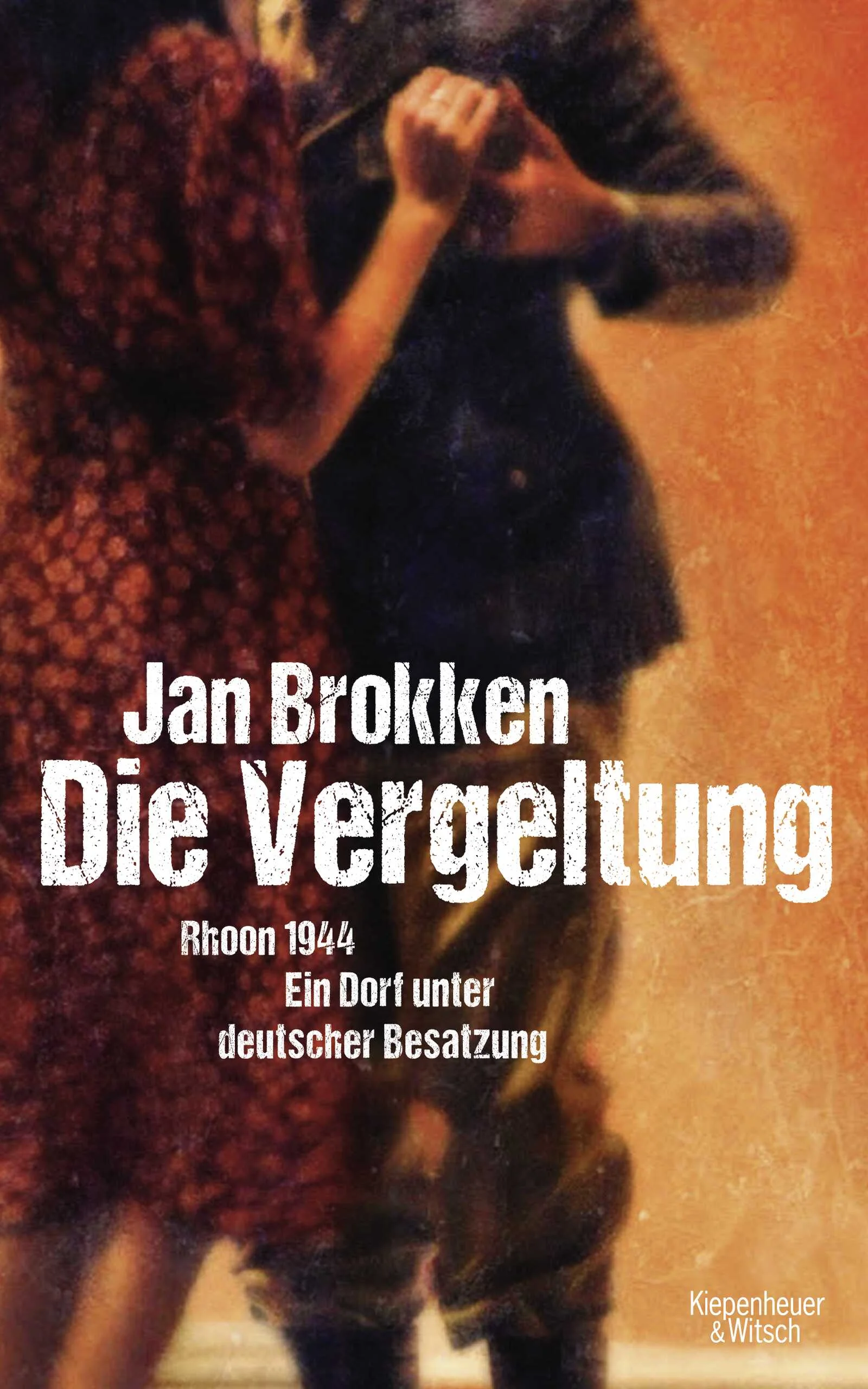 Der Zweite Weltkrieg auf wenigen Quadratkilometern: ein besetztes niederländisches Dorf unterm BrennglasEine eindrucksvolle minutiöse Rekonstruktion eines dramatischen Vorfalls, der sich am 10. Oktober 1944 in dem von den Deutschen besetzten Dörfchen Rhoon ereignete und der die Dorfgemeinschaft bis heute spaltet. Im von der Wehrmacht besetzten niederländischen Dorf Rhoon findet ein deutscher Soldat am 10.10.1944 den Tod. Die folgende Vergeltungsmaßnahme ist entsetzlich: Sieben Männer aus dem Dorf werden hingerichtet, ihre Frauen und Kinder vertrieben, ihre Häuser in Brand gesteckt. Warum dieser Anschlag auf den Soldaten? Oder war es doch »nur« ein Unfall? Jan Brokken geht mit detektivischem Spürsinn einem Ereignis auf den Grund, das den Dorfbewohnern bis heute keine Ruhe lässt. Er hat für sein Buch Interviews mit 185 Zeitzeugen geführt, hat Prozessakten eingesehen und rekonstruiert minutiös die Ereignisse aus dem Oktober 1944. Alle Beteiligten – vom Wehrmachtskommandanten bis zum kleinen Fabrikarbeiter, der im Untergrund gegen die Besatzer agitiert – haben ihre eigenen und sehr unterschiedlichen Motive, die der Autor nach und nach freilegt und geschickt montiert. Die Suche nach der Wahrheit gerät zur kriminalistischen Recherche. So entsteht das Bild eines Dorfes in Zeiten des Krieges, in dem persönliche Interessen und Ressentiments den Alltag bestimmen und die bis in die Gegenwart hinein fortwirken.