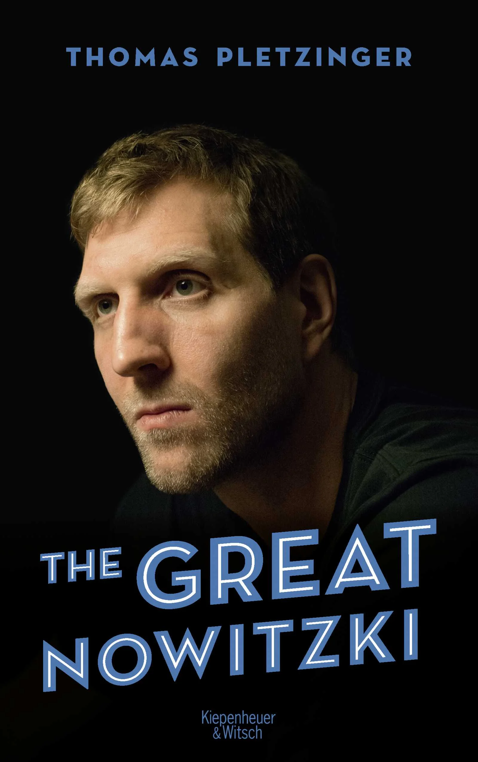 The Great Nowitzki - die brillante Nahaufnahme eines außergewöhnlichen Menschen und eine meisterhafte literarische Reportage aus der Welt des Profisports.Wenn man über Dirk Nowitzki spricht, kommt man an Superlativen nicht vorbei. Er gehört zu den Legenden seiner Sportart, er hat sie grundlegend revolutioniert. Nowitzki ist ein globaler Superstar – und gleichzeitig sympathisch und bescheiden. Dieses Buch erzählt erstmals die ganze Geschichte seiner einzigartigen Karriere: unmittelbar, kenntnisreich und hautnah beobachtet.Sieben Jahre lang hat Bestsellerautor Thomas Pletzinger den deutschen Ausnahmesportler immer wieder getroffen und exklusiv begleitet. Er wurde Teil von Nowitzkis Kosmos und zeigt uns in The Great Nowitzki seine ungesehene Welt jenseits des Scheinwerferlichts – zwischen Flughäfen, staubigen Turnhallen und seinem Haus in Dallas. Pletzinger stellt ganz persönliche Fragen und beleuchtet das Phänomen Nowitzki auch aus Perspektiven von Weggefährten, Gegnern, Fans und Experten.Herausgekommen ist eine fesselnde Nahaufnahme des Menschen Dirk Nowitzki und zugleich eine brillante literarische Reportage aus der Welt des Profisports – so mitreißend und genau beobachtet wie nie zuvor. Ein Muss für jeden Basketball-Fan und alle, die sich für die spannende Persönlichkeit hinter dem NBA-Star interessieren.