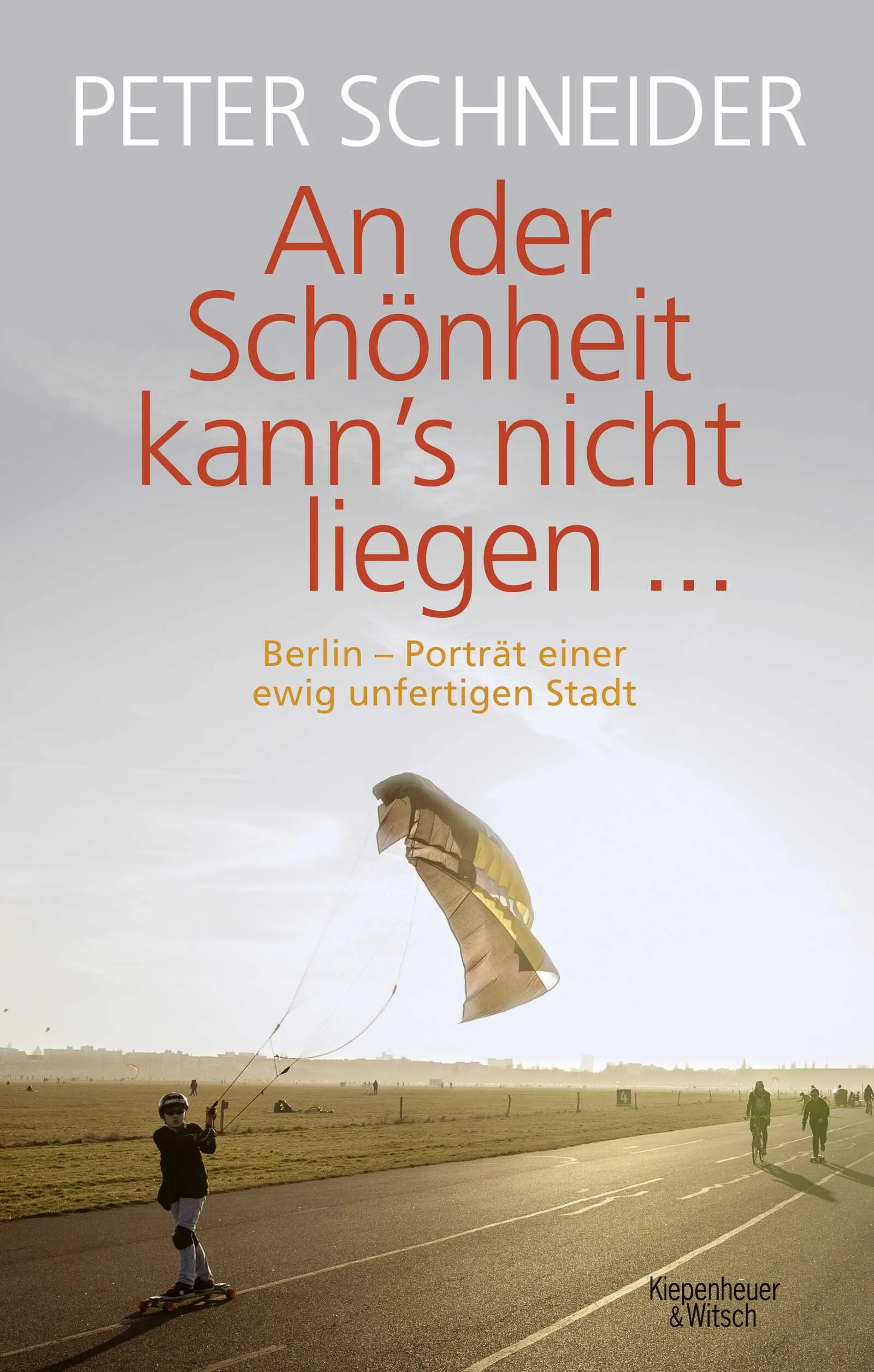 Berlin ist das Aschenputtel unter Europas Hauptstädten – und doch will jeder dorthinDieses Buch ist das Ergebnis einer Recherche, die Peter Schneider über seine Wahlheimat, die »ewig unfertige Stadt« Berlin angestellt hat. Kein Stadtführer, kein Loblied, das sich für die Berlin-Werbung eignet, sondern ein persönliches und poetisches Porträt, das den alten und neuen Absurditäten der Stadt nachspürt. Es ist nicht die schönste und auch nicht die älteste Hauptstadt Europas. Sie kann weder auf eine Altstadt noch auf Renaissance-Bauten noch auf ein weltberühmtes Bankenviertel verweisen. Wer nach aufregender moderner Architektur sucht, fährt lieber nach London, Paris und Barcelona. »Aber wenn ich in New York, in Tel Aviv oder in Rom auf die Frage eines Einheimischen, woher ich komme, den Namen Berlin ausspreche, tritt unversehens Neugier, ja, Begeisterung in die Augen des Fragenden. Ohne jedes Zögern wird er mir von seinem letzten oder gerade geplanten Berlin-Besuch erzählen, kann mir aber nicht so recht erklären, warum er sich ausgerechnet in diese Stadt verliebt hat.« Vergeblich sucht Peter Schneider mit Ironie und Empathie eine Balance zwischen Liebeserklärung und Wutausbruch; ziemlich verlässlich bleibt nur der scharfe Blick und der Witz seiner Darstellung. Es ist nicht das erste Mal, dass der Autor seiner Stadt den Puls nimmt. Legendär ist sein »Mauerspringer« aus dem Jahr 1982, in dem er das Wort von der »Mauer im Kopf« prägte und voraussagte, sie würde länger stehen bleiben als »das Ding aus Beton«.