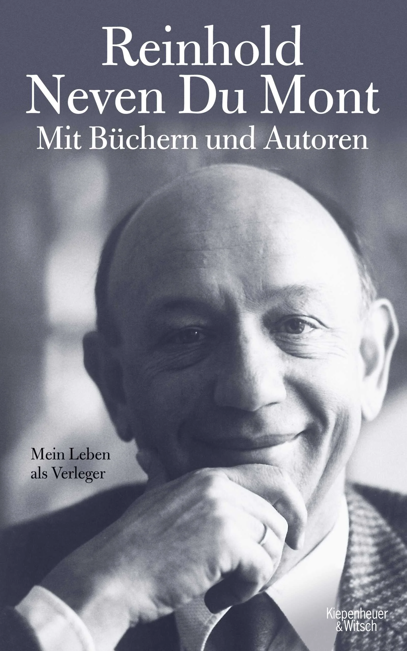 Reinhold Neven Du Monts Verleger-Erinnerungen – voller spannender, dramatischer, manchmal auch trauriger oder komischer Geschichten. 32 Jahre lang, von 1969 bis 2001, hat Reinhold Neven Du Mont mit großem Erfolg den Kölner Verlag Kiepenheuer & Witsch geleitet und zu dem Haus gemacht, das man heute kennt. Nach dem plötzlichen Tod des Verlagsgründers J.C. Witsch hat er für die notwendige Kontinuität gesorgt, zugleich aber entschlossen die Zeichen der Zeit der gesellschaftspolitischen Aufbrüche nach 1968 erkannt. Mit Günter Wallraff wurde Kiepenheuer & Witsch zu einer der ersten Adressen für gesellschaftskritische Publikationen in den 70er-Jahren, zugleich aber bis heute zu einem der führenden Verlage exzellenter deutschsprachiger und internationaler Literatur von Heinrich Böll und Gabriel García Márquez bis zu Julian Barnes oder Don DeLillo. Die Reihe der deutschsprachigen Autoren, die in dieser Zeit zu Kiepenheuer & Witsch stießen, ist lang und reicht von Uwe Timm und Peter Härtling bis zu Katja Lange-Müller und Christian Kracht. Viele der politischen Sachbücher wie Günter Wallraffs »Ganz unten« haben Geschichte geschrieben, es waren aber auch die Jahre John Le Carrés oder Nick Hornbys, von Alice Schwarzer, Oriana Fallaci oder Franca Magnani und der Geburt des Pop in Buchform. Dabei erzählt Reinhold Neven Du Mont nicht nur von den Autoren und ihren Büchern, er erinnert sich auch an viele Geschichten hinter den Kulissen und beschreibt den Verlag von innen – als eine brodelnde Werkstatt voller engagierter Mitarbeiter, die zu dem großen Erfolg dieser Ära beigetragen haben.