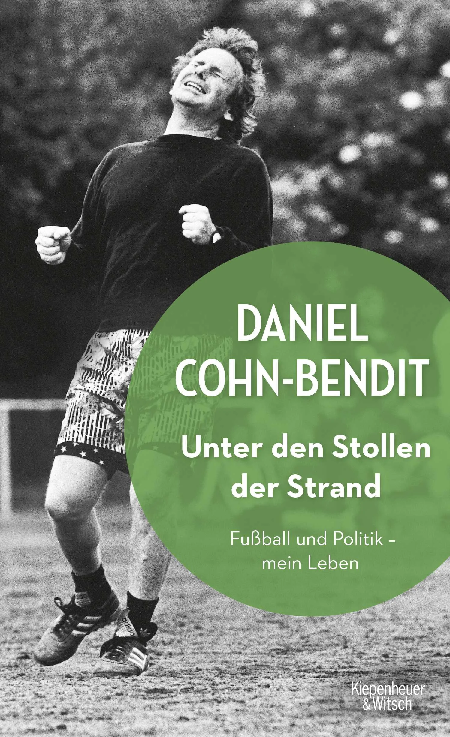 Unter den Stollen der Strand - Daniel Cohn-Bendit erzählt sein Leben zwischen Fußball und EuropaIm Frühsommer 2020, wenn die Fußball-Europameisterschaft auf dem ganzen Kontinent ausgespielt wird, wird Daniel Cohn-Bendit sie mit Leidenschaft verfolgen. In seiner fesselnden Autobiografie Unter den Stollen der Strand erzählt er, wie Europa und Fußball sein ganzes Leben geprägt haben.Von seinen Anfängen als junger Fan beim WM-Finale 1954 über die Entdeckung seiner Leidenschaft für Eintracht Frankfurt und Brasilien bis hin zu den wilden Jahren als 