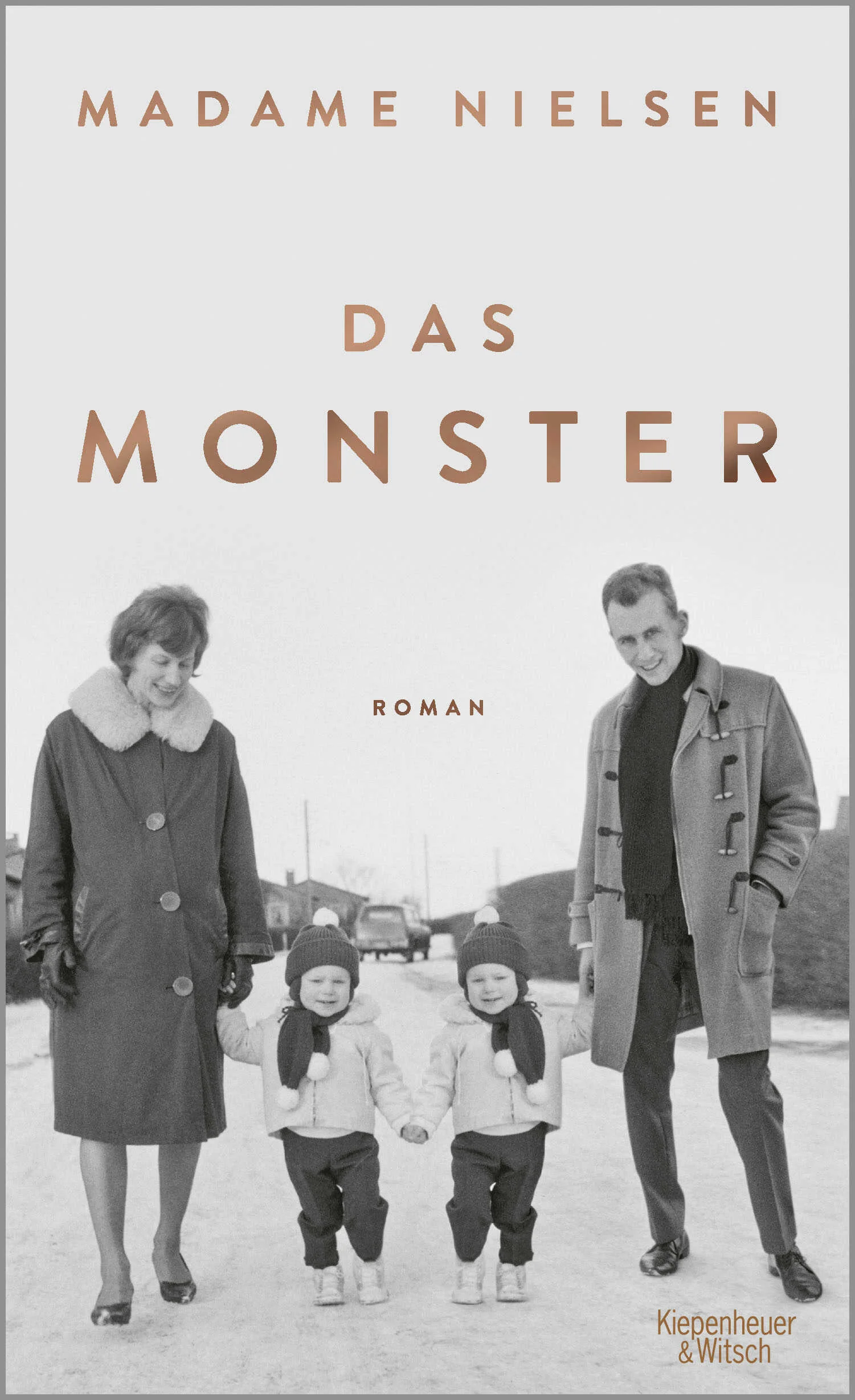 Ein junger Europäer kommt nach New York, um der neue Willem Dafoe zu werden und das amerikanische Imperium zu Fall zu bringen. Winter 1993. Ein junger Europäer landet in New York und sucht die legendäre Performance-Truppe The Wooster Group in Soho auf. Er will die Bühne erobern und der neue Willem Dafoe werden, auch ohne Geld und ohne ein Dach über dem Kopf. Alles, was er hat, ist eine Telefonliste, die ihm irgendjemand gegeben hat. Auf gut Glück ruft er eine Nummer an und betritt ein ganz mit Velours ausgekleidetes Paralleluniversum aus Perversionen, Wiederholungen, Warhol-Bildern und Objekten. Was ist echt und was ist Schein, wo beginnt der Albtraum und wo die Realität? Ein Roman, der zwischen Poesie und Drastik changiert und den Leser an die Kandare nimmt.»Niemand hat eine so unverwechselbare und elegante sprachliche Handschrift wie Madame Nielsen. Ihre Art zu schreiben ist so rücksichtslos selbstenthüllend wie radikal.« Weekendavisen