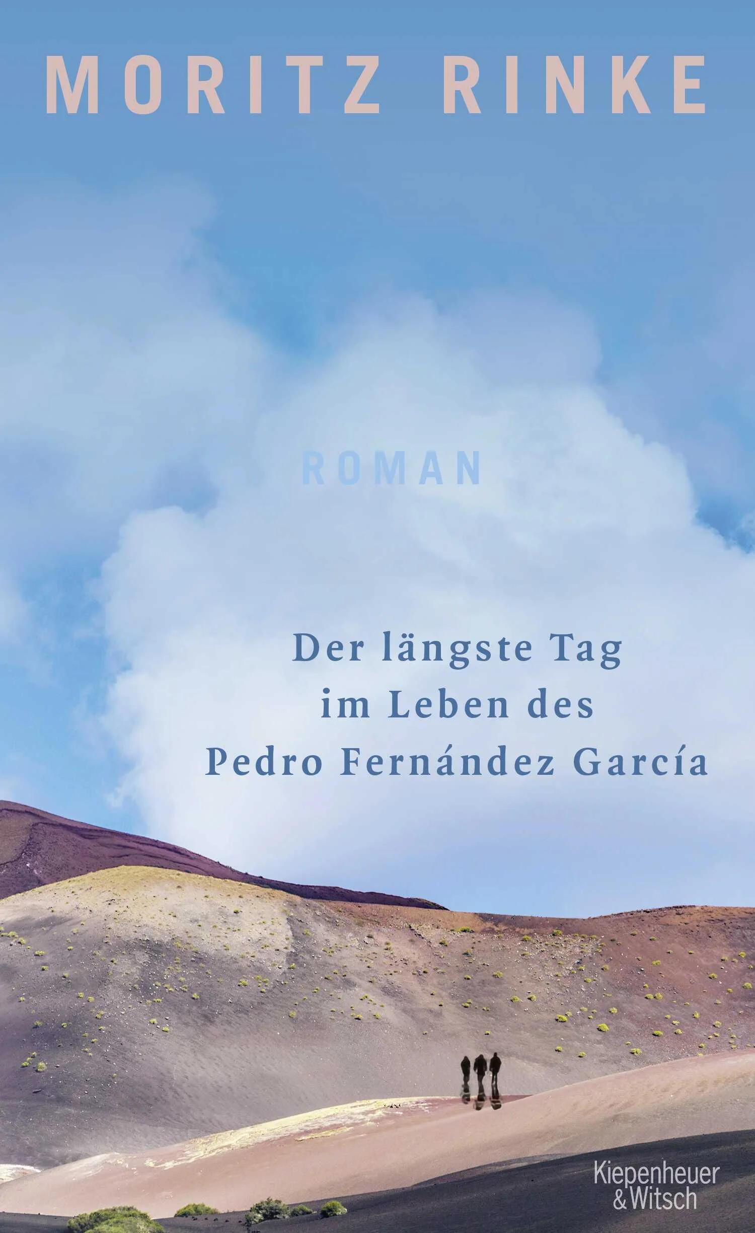 Von Vätern und Söhnen, Lava und Lichterketten.Ein Postbote auf Lanzarote, der um seinen Sohn kämpft, ein seltsamer Tisch, der ein dunkles Familiengeheimnis aus dem Spanischen Bürgerkrieg birgt, und ein blauer Ball, der über die Insel der hundert Vulkane bis nach Afrika rollt: Moritz Rinke entfacht in seinem zweiten Roman mit unvergleichlicher Tragikomik und schier atemberaubender Erzählkunst ein Feuerwerk an Geschichten.In seinem kleinen Postbüro in Yaiza sortiert Pedro Fernández García seit Erfindung des Internets keine Briefe mehr, sondern nur noch Werbesendungen. So hat er unendlich viel Zeit, um am Hafen Café con leche zu trinken, seinem Sohn Miguel alles über historische Vulkanausbrüche zu erzählen und den Geheimnissen seiner Familie auf den Grund zu gehen. Was hat sein Großvater in den dreißiger Jahren in Spanisch-Marokko gemacht? Wer war der mysteriöse Deutsche, bei dem er angestellt war? Als sich Pedros große Liebe Carlota von ihm trennt und mit Miguel nach Barcelona zieht, wird es plötzlich still in seinem Leben. Auch sein Freund Tenaro, ein arbeitsloser Fischer ohne Boot, der angeblich mit Hemingway verwandt ist, kann ihn nicht aufheitern.Und dann sitzt da auf einmal ein Mann in seiner Küche, Amado, ein Flüchtling, der auf Lanzarote die Freiheit gesucht und ein Gefängnis vorgefunden hat. Pedro, Tenaro und Amado beschließen, Miguel zurückzuholen. Sie schmieden einen wahnwitzigen Plan – und merken, wie viel es zu gewinnen gibt, wenn alles verloren scheint.