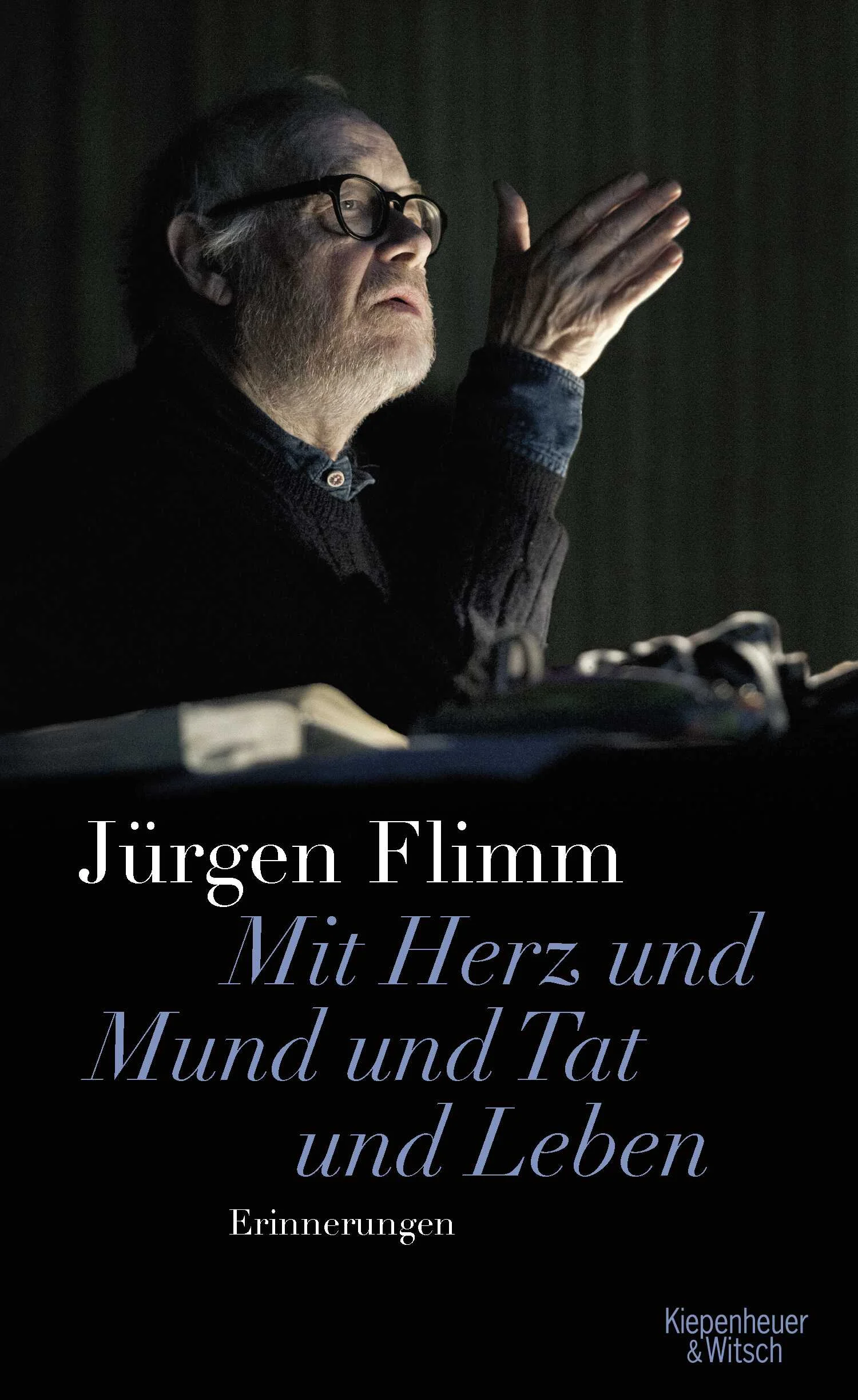 Die Memoiren des Jürgen Flimm – eine Theaterlegende, die kulturelle Geschichte geschrieben hatEs begann sehr früh: Schon als kleiner Junge saß Jürgen Flimm neben seinem Vater, einem Theaterarzt, im Publikum und ließ sich vom Geschehen auf der Bühne begeistern. An der Kölner Studiobühne machte er als Student erste praktische Erfahrungen, 1968 begann seine unvergleichliche Theaterkarriere als Regieassistent an den Münchner Kammerspielen. In den folgenden fünf Jahrzehnten hat er bis zum heutigen Tag national und international Kulturgeschichte geschrieben.Mit unvergesslichen Regiearbeiten, als Intendant am Kölner Schauspielhaus und am Hamburger Thalia Theater, als Leiter der Ruhrtriennale und der Salzburger Festspiele sowie als Intendant der Berliner Staatsoper Unter den Linden. In Bayreuth brachte er einen denkwürdigen »Ring« auf die Bühne und seine oft spektakulären Operninszenierungen führten ihn an die Met in New York, nach Mailand, London, Petersburg und Chicago.Fast jeder Theaterliebhaber erinnert sich an eine oder mehrere bahnbrechende Inszenierungen Jürgen Flimms, etwa an das »Käthchen von Heilbronn« 1979 in Köln, an »Romeo und Julia« 2001 an der Wiener Staatsoper oder an Mozarts »Le nozze di Figaro« 1999 in Zürich. Zugleich mischte er in der Kulturpolitik mit, trat selbst als Schauspieler auf, arbeitete für das Fernsehen und verlor bei alldem nie seinen umwerfenden, rheinischen Humor, der seine Lebenserinnerungen zu einer höchst vergnüglichen Lektüre macht.Ein Buch voller Aufs und Abs, Bravos und auch Buhs, großer Erfolge und Niederlagen. Ein Dokument der Zeit- und Kulturgeschichte, und eine Erinnerung daran, dass das Leben ohne Kunst kein Leben ist.