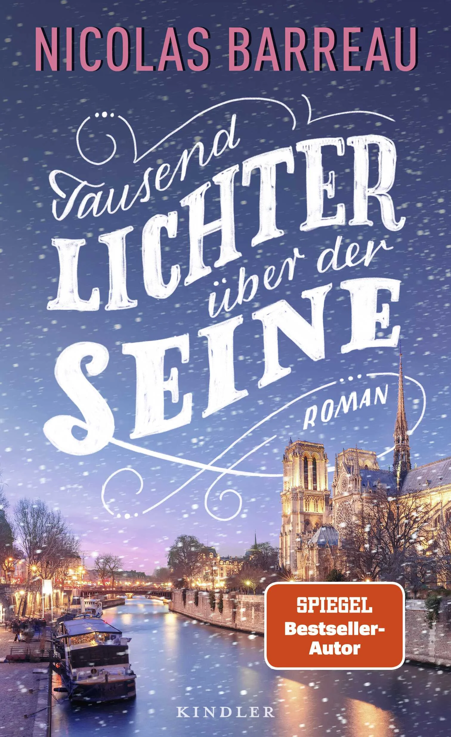 Die Stadt der Liebe und der Lichter im malerischen SchneegestöberNicolas Barreau entführt uns auf ein altes Hausboot, mitten hinein in die Stadt der Liebe, in eine romantische Komödie mit turbulenten Verwicklungen und magischen Momenten, an deren Ende ein ganz besonderes Weihnachtsfest steht.An einem regnerischen Novembertag erfährt Joséphine Beauregard, dass sie von ihrem Onkel ein Hausboot auf der Seine geerbt hat. Die Neuigkeit erscheint ihr wie eine glückliche Fügung. Gerade hat die junge Übersetzerin ihren Job bei einem kleinen Pariser Verlag verloren. Schweren Herzens beschließt Joséphine, das alte Hausboot zu verkaufen – sehr gut erinnert sie sich noch an die unvergessliche Flussfahrt auf der Seine, die sie als Kind mit ihrem Lieblingsonkel gemacht hat. Doch auf dem Boot erwartet die junge Frau nicht nur ein verschlossener Schrank, zu dem es keinen Schlüssel zu geben scheint, sondern auch ein Mann, der behauptet, einen Mietvertrag für das Boot zu haben. Und natürlich sieht er überhaupt nicht ein, warum er ausziehen sollte … 