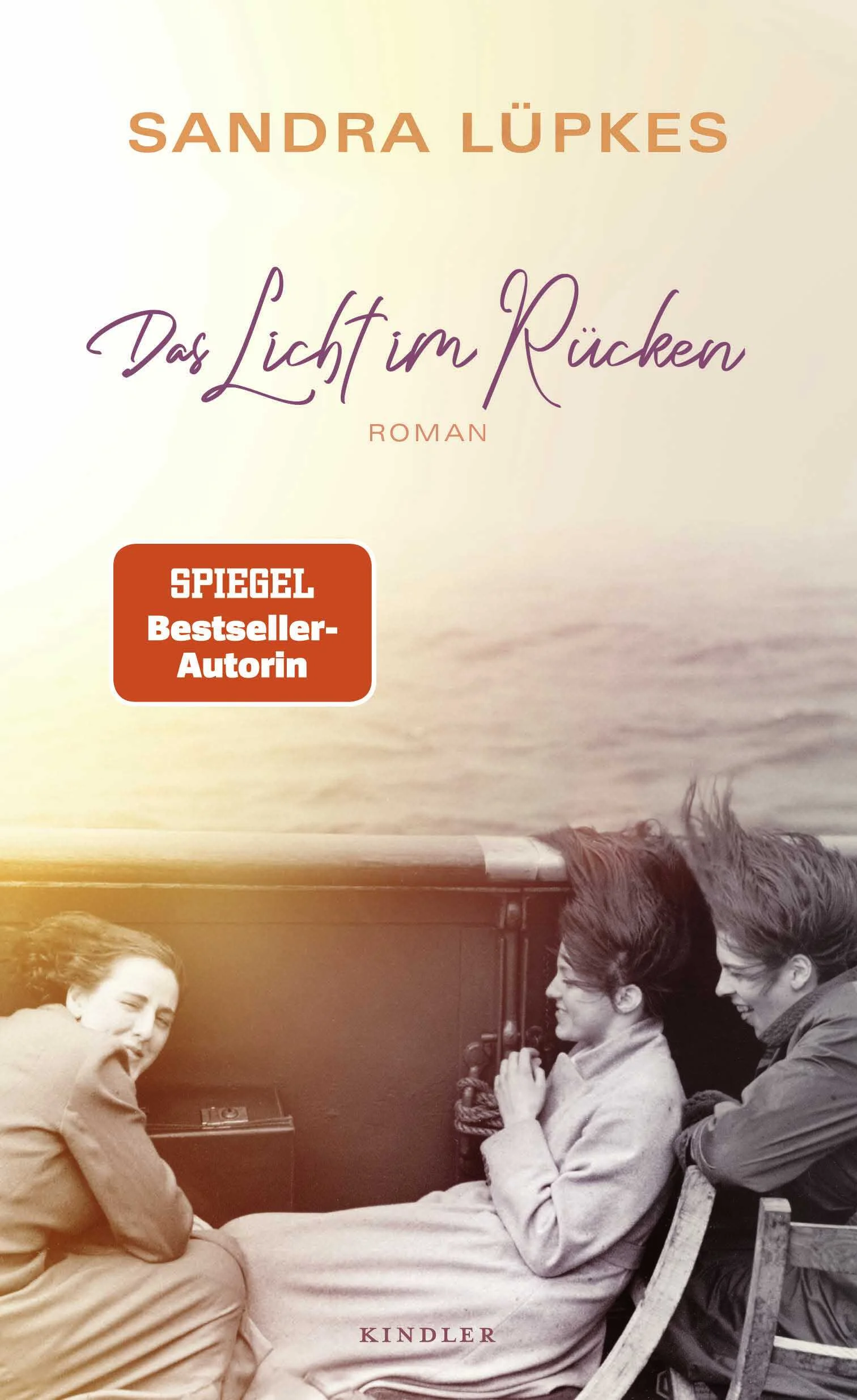 Ein groß angelegter Gesellschafts- und Familienroman über die Revolution der Fotografie im 20. Jahrhundert.Bestsellerautorin Sandra Lüpkes erzählt die Geschichte der Leica, von der Zeit des geduldigen Tüftelns Anfang des zwanzigsten Jahrhunderts bis zu ihrem Siegeszug um die Welt. Und davon, wie diese bahnbrechende Erfindung das Schicksal zweier Familien prägte, die bereit sind, alles zu riskieren.Ernst Leitz, der Sohn des Werkgründers, erkennt das Potenzial der Kamera – und treibt die Produktion der Leica gegen alle Widerstände voran. Die nächste Generation steht schon in den Startlöchern: Tochter Elsie hat das Zeug, die Firma zu übernehmen – aber die Brüder werden ihr vorgezogen. Als die Enteignung der Leitz-Werke durch die Nazis droht, bietet Elsie dem Unrechtssystem die Stirn.Auch Dana und Milan stehen vor dem Nichts: Als Kinder eines jüdischen Ladenbesitzers ist ihnen ein Studium verwehrt, das familiengeführte Geschäft wird geplündert. Aber die Kamera taugt auch als Waffe der Nazis im Krieg und als Währung der Juden im Exil. Und sie besiegelt das Schicksal von zwei Familien: Der Roman verbindet die Lebenswege der Industriellenfamilie Leitz aus Wetzlar mit denen einer fiktiven jüdischen Familie.Eine Geschichte von Mut und Scheitern, Leidenschaft und Missgunst, von Träumen und Verrat – hervorragend recherchiert und packend erzählt.