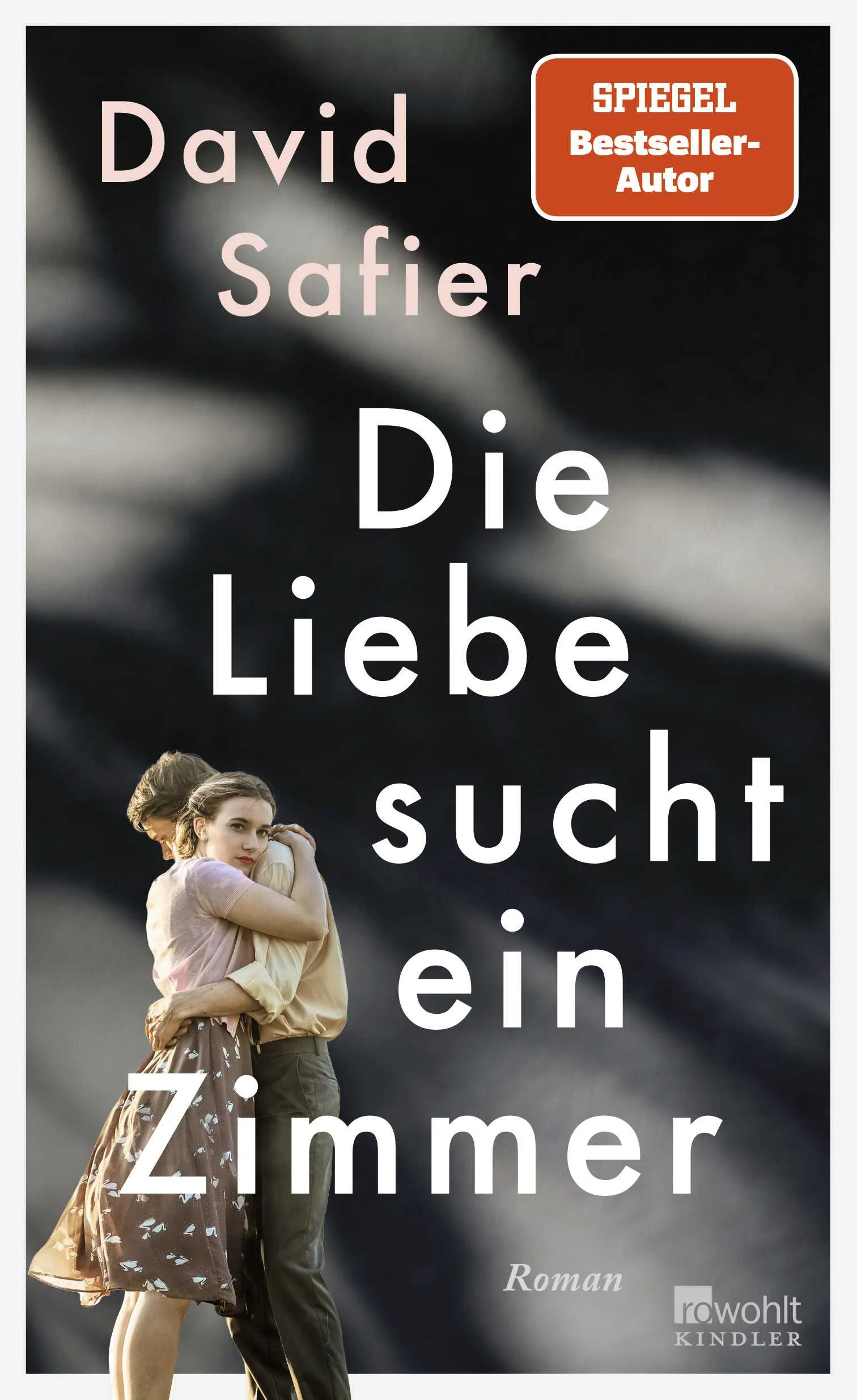 Ein ergreifender Roman über drei junge Schauspieler im Warschauer Ghetto von Bestsellerautor David SafierIm Warschauer Ghetto 1942 erklingt aus einer kleinen Seitenstraße Musik, Gelächter und Applaus. Ein Theaterstück feiert Premiere, eine heitere Musikkomödie namens «Die Liebe sucht ein Zimmer». Die junge Schauspielerin Sara wartet nervös auf ihren Auftritt. Mit leuchtenden Augen schaut sie vom Bühnenrand ihrer großen Liebe Edmund zu, wie er die Zuschauer in den Bann schlägt und sie ihr Elend vergessen lässt. Da tritt Michal zu ihr, der Intendant des Theaters und ihr Verflossener, und macht Sara ein verlockendes Angebot: Er wird nach der Vorstellung aus dem Ghetto fliehen und bietet ihr ein Ticket in die Freiheit. Er will sie retten – vor den Nazis, dem Typhus und dem Hunger. Doch mit ihm zu fliehen würde bedeuten, Edmund zurückzulassen und ihn vermutlich nie wiederzusehen. Sara muss sich entscheiden – zwischen der Liebe und dem Überleben. Dafür hat sie nur jene neunzig Minuten Zeit, in der sie mit Edmund, Michal und den anderen Schauspielern auf der Bühne steht. 