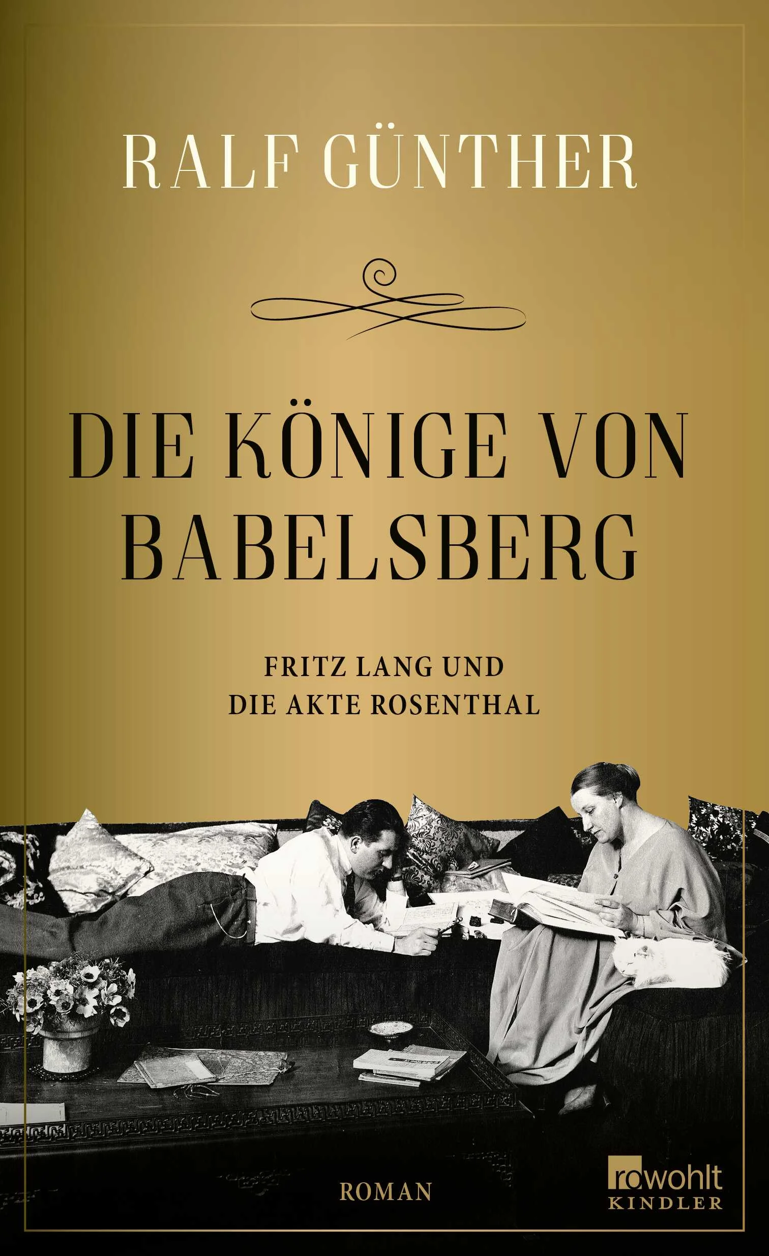 War es ein Unfall? Selbstmord? Mord? Der erste Skandal der deutschen Filmgeschichte.Berlin 1920: Fritz Lang und Thea von Harbou sind das Glamourpaar des frühen deutschen Films. Den Regisseur und die Drehbuchautorin verbindet eine Leidenschaft, die weit über das Künstlerische hinausgeht. Das Filmmärchen hat nur einen Haken: Beide sind verheiratet. Als Langs Ehefrau durch einen Schuss zu Tode kommt, steht der junge Kriminalkommissar Beneken vor einem Rätsel: Hat die Frau sich das Leben genommen, weil sie die Schmach des Betrugs nicht ertrug? Wollte sich die Harbou ihrer Nebenbuhlerin entledigen? Oder war Fritz Lang seine Frau lästig geworden?Beneken sucht nach der Wahrheit. Doch keine der Versionen, die die Hauptverdächtigen Lang und Harbou ihm präsentieren, scheint mit den Fakten übereinzustimmen. Je tiefer der Kommissar in die schillernde Welt der Filmsets, der Künstlerpartys und Nachtclubs eintaucht, umso mehr gerät er selbst in Gefahr. Und muss erkennen, dass die Wahrheit immer ihren Preis hat …