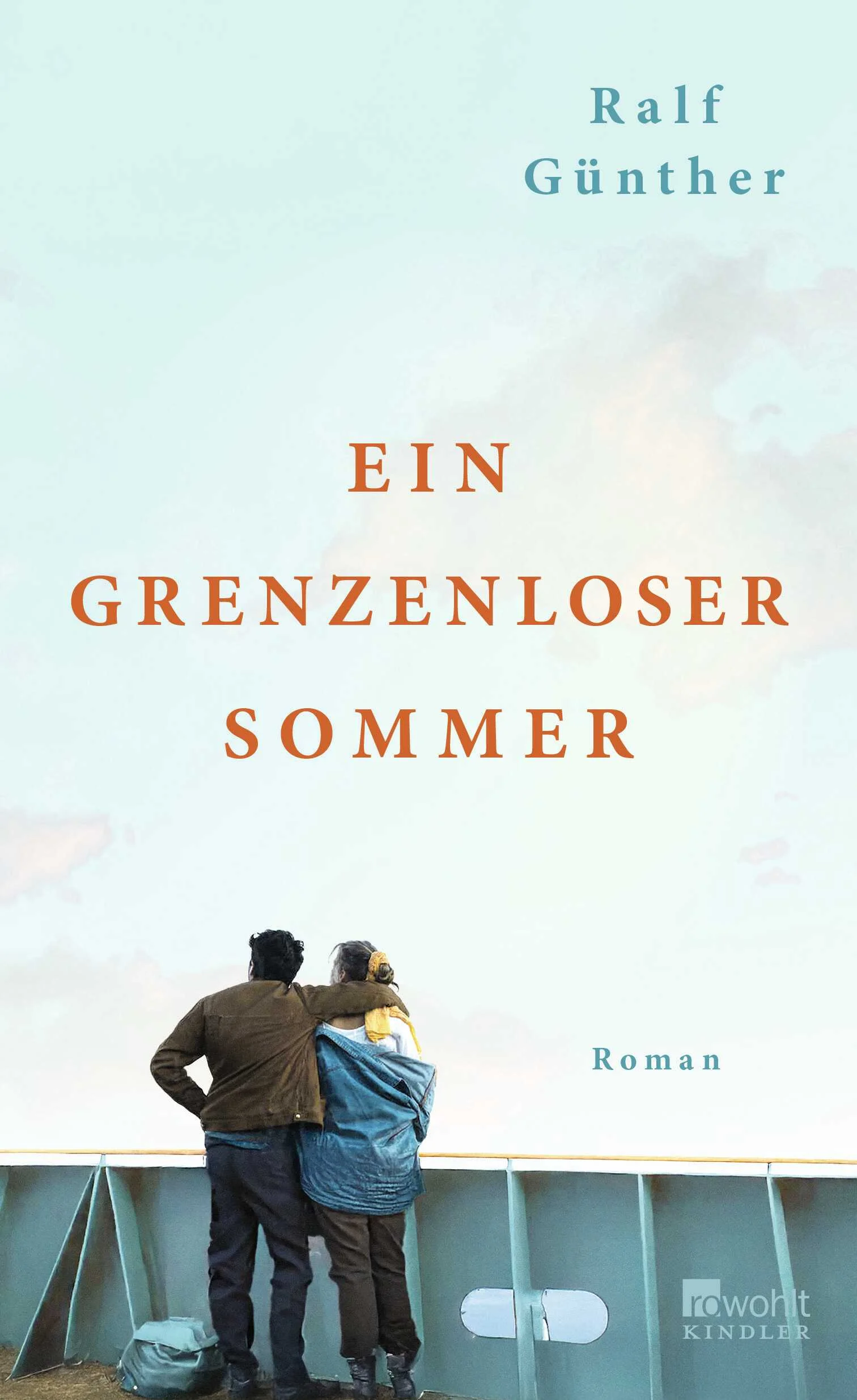 Ein Roman über das Erwachsenwerden und über eine Liebe, die alle politischen Grenzen überwindet.Sommer 1988: Der zwanzigjährige Ronni und die Mittzwanzigerin Sabine lernen sich an Bord der MS Arkona kennen, einem Kreuzfahrtschiff der DDR. Sie ist Jurastudentin und reist in der gehobenen Klasse, er ist ein einfacher Steward. Sie lebt in Frankfurt am Main, er stammt aus Dresden. Ihre Reise führt sie nach Skandinavien, die großen Hafenstädte der Ostsee entlang, mit ausnahmslos westdeutschen Gästen, ostdeutscher Besatzung – und der Stasi an Bord.Ronni und Sabine fühlen sich bald zueinander hingezogen, obwohl ihre Lebenswelten so unterschiedlich sind. Treffen können sich die beiden nur heimlich. In der Schiffswäscherei tauschen sie sich über ihre Lieblingsfilme aus, über ihre Sorgen, ihre heimlichen Träume. Doch dann wird ihre Beziehung entdeckt, und die Staatssicherheit setzt Ronni unter Druck. Er muss sich entscheiden – für sein Land oder für die Liebe.