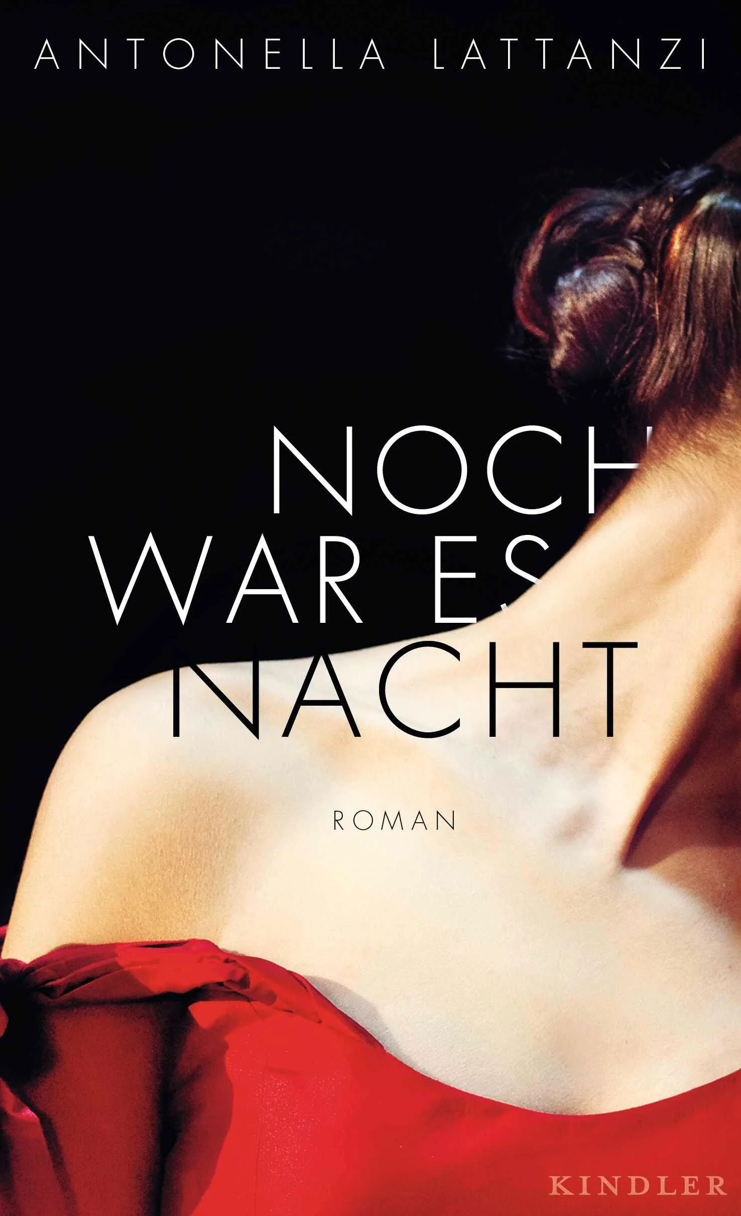 Ein düsteres, aufgeheiztes Rom. Eine Leidenschaft, die außer Kontrolle gerätEs ist der dritte Geburtstag von Mara, der Tochter von Carla und Vito. Vito war der einzige Mann in Carlas Leben. Sie haben sich sehr geliebt, aber Vitos Liebe war obsessiv, gewalttätig. Ein Lächeln, ein zu kurzes Kleid haben gereicht, damit Vito sie schlug. Erst als die älteren beiden Kinder, Nicola und Rosa, groß genug waren, um das Haus zu verlassen, hat Carla es geschafft, sich zu trennen und mit der jüngsten Tochter Mara auszuziehen. Aber Vito hört nicht auf, sie zu verfolgen, ihr zu drohen. An diesem dritten Geburtstag von Mara entscheidet Carla dennoch, dem Drängen ihrer Tochter nachzugeben und Vito zu der Feier einzuladen. Es kommen auch Nicola und Rosa. Nach langer Zeit ist die Familie wieder vereint. Das Fest verläuft unerwartet glatt. Aber nach jenem Abend ist Vito spurlos verschwunden…