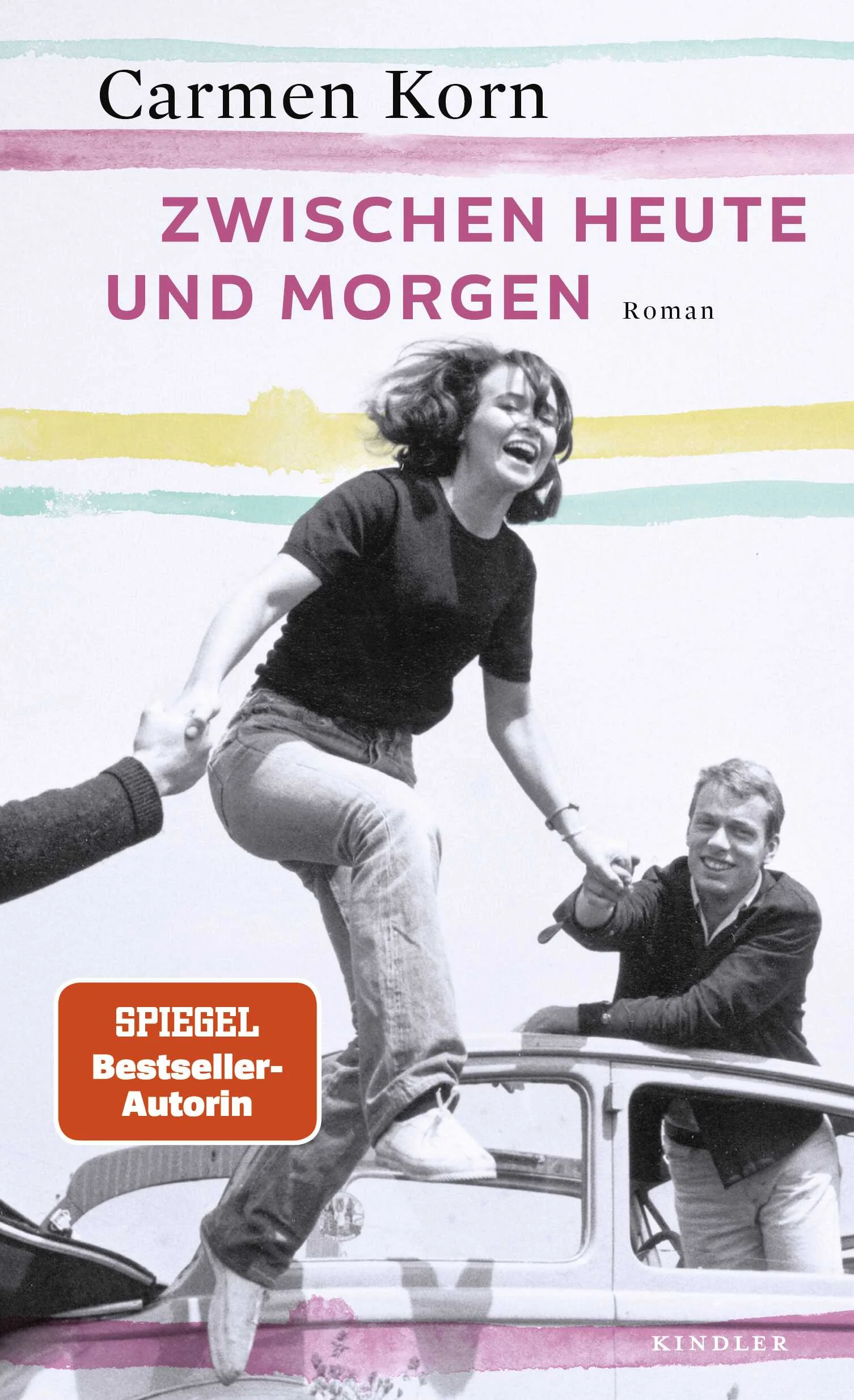 In der Fortsetzung ihres Bestsellers «Und die Welt war jung» lässt Erfolgsautorin Carmen Korn einmal mehr Vergangenheit lebendig werden.  Jugendrevolte und Swinging Sixties – eine bewegende Familiengeschichte in bewegten Zeiten. Ein neues Jahrzehnt bricht an für die Freundesfamilie aus Köln, Hamburg und San Remo. Die 1960er Jahre versprechen Aufbruch, Wohlstand, Lebensfreude. Auch die Kölner Galerie von Gerda und Heinrich floriert. Tochter Ursula in Hamburg erwartet ihr erstes Kind. Sie ist Elisabeth und Kurt, den lebenslangen Freunden ihrer Eltern, dankbar, dass sie ihr und Joachim ein Zuhause geben. Doch das Zusammenleben unter einem Dach ist nicht einfach. Während die nächste Generation nach ihrem Platz sucht im Heute, hält sich Elisabeth lieber am Vergangenen fest, und Kurt nutzt immer öfter die Gelegenheit für kleine Fluchten. Auch in San Remo bringt das neue Jahrzehnt Veränderungen und Abschiede. Vor allem sorgt sich Gianni um Freund Pips, den früheren Pianisten seines Jazzklubs, der mit einem dunklen Kapitel seiner Vergangenheit konfrontiert wurde, das sein Leben weit in die Zukunft hinein verändert hat.Carmen Korn erzählt von den Menschen, von den kleinen Momenten im großen Weltgeschehen, von dem, was ein gelebtes Leben ausmacht. Mit ihrer zweibändigen Drei-Städte-Saga schließt sie an den Erfolg ihrer Jahrhundert-Trilogie über vier Frauen aus Hamburg-Uhlenhorst an und eroberte einmal mehr die Bestsellerlisten. 