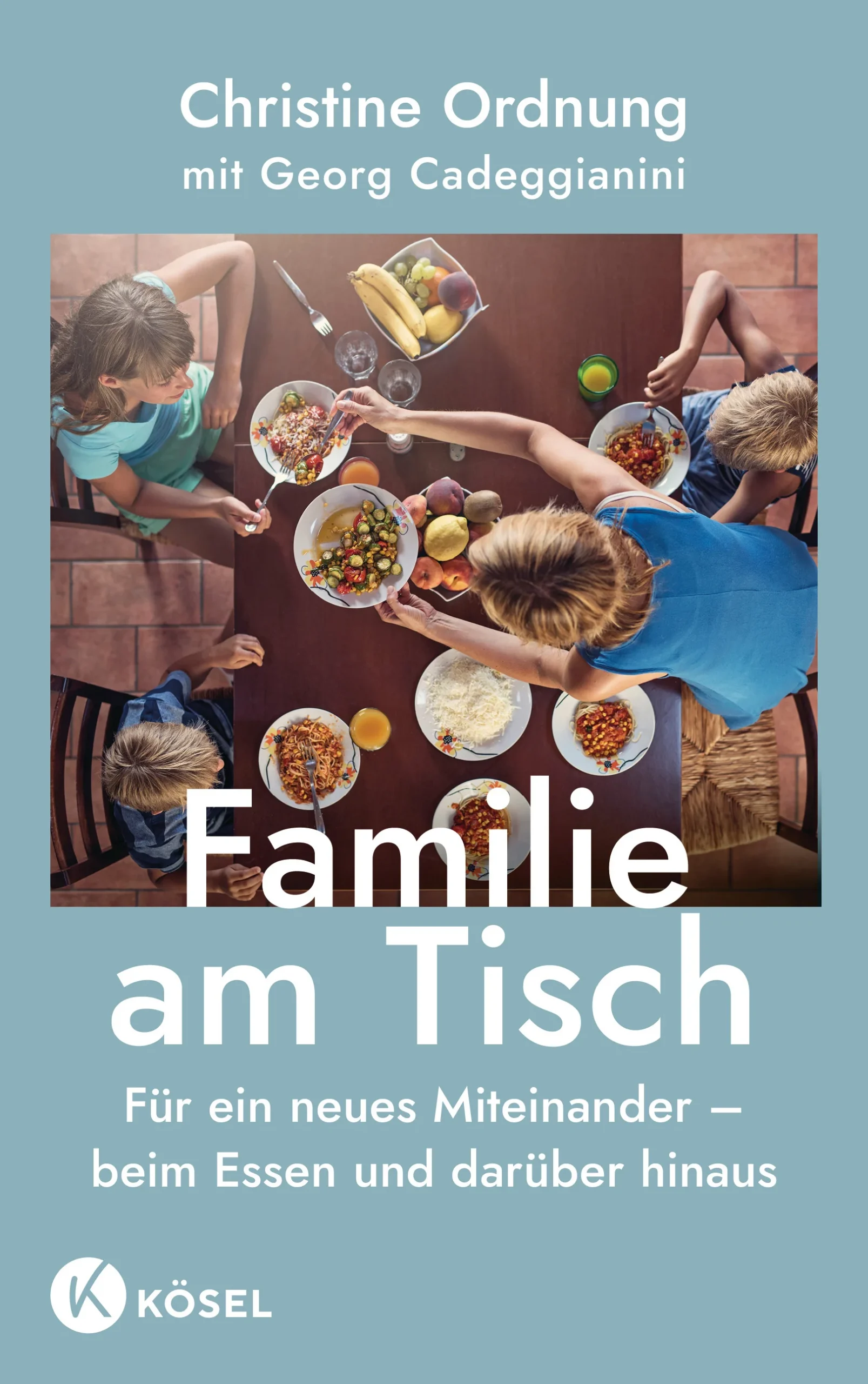 „Ein warmherziges Grundlagenbuch, in dem es um so viel mehr geht als Essen.“ Nora Imlau»Essen und Beziehung sind beides Lebensmittel. Die Erfahrungen, die der Mensch beim gemeinsamen Essen macht, begleiten ihn ein Leben lang.«Alle Themen, die in einer Familie vorkommen und verhandelt werden, treffen sich am Esstisch. Hier wird nicht nur gegessen, es wird auch gespielt, gelernt und gearbeitet, Neues ausprobiert, gelacht, geschwiegen und gestritten. Christine Ordnung, Familientherapeutin und enge Mitarbeiterin von Jesper Juul, und der Journalist und siebenfache Vater Georg Cadeggianini begleiten mit diesem Buch Eltern am Familientisch: Welches Potenzial steckt in Streit? Was hilft, damit jede und jeder einen guten Platz findet? Warum sind wir erlernten Mustern aus der eigenen Kindheit selten so ausgeliefert wie dort?Das Buch schärft den Blick dafür, was wirklich zählt – am Familientisch und darüber hinaus.»Familie am Tisch ist ein warmherziges Grundlagenbuch, in dem es um so viel mehr geht als Essen. Es geht um die Prägungen und Glaubenssätze, die wir alle mit an den Familientisch bringen, um Hoffnungen und Ängste, um Wunsch und Wirklichkeit. Vor allem aber geht es um zwischenmenschliche Beziehungen und darum, wie diese nicht unter Stress und Streit rund ums Essen leiden. Mit viel Empathie für die großen wie die kleinen Menschen in einer Familie leuchten die Autor*innen aus, wieso gerade rund um Mahlzeiten unsere Emotionen oft so hochkochen – und wie wir zu einem entspannten, gleichwürdigen Miteinander finden.« Nora Imlau, Erziehungsexpertin und Spiegel-Bestseller-Autorin