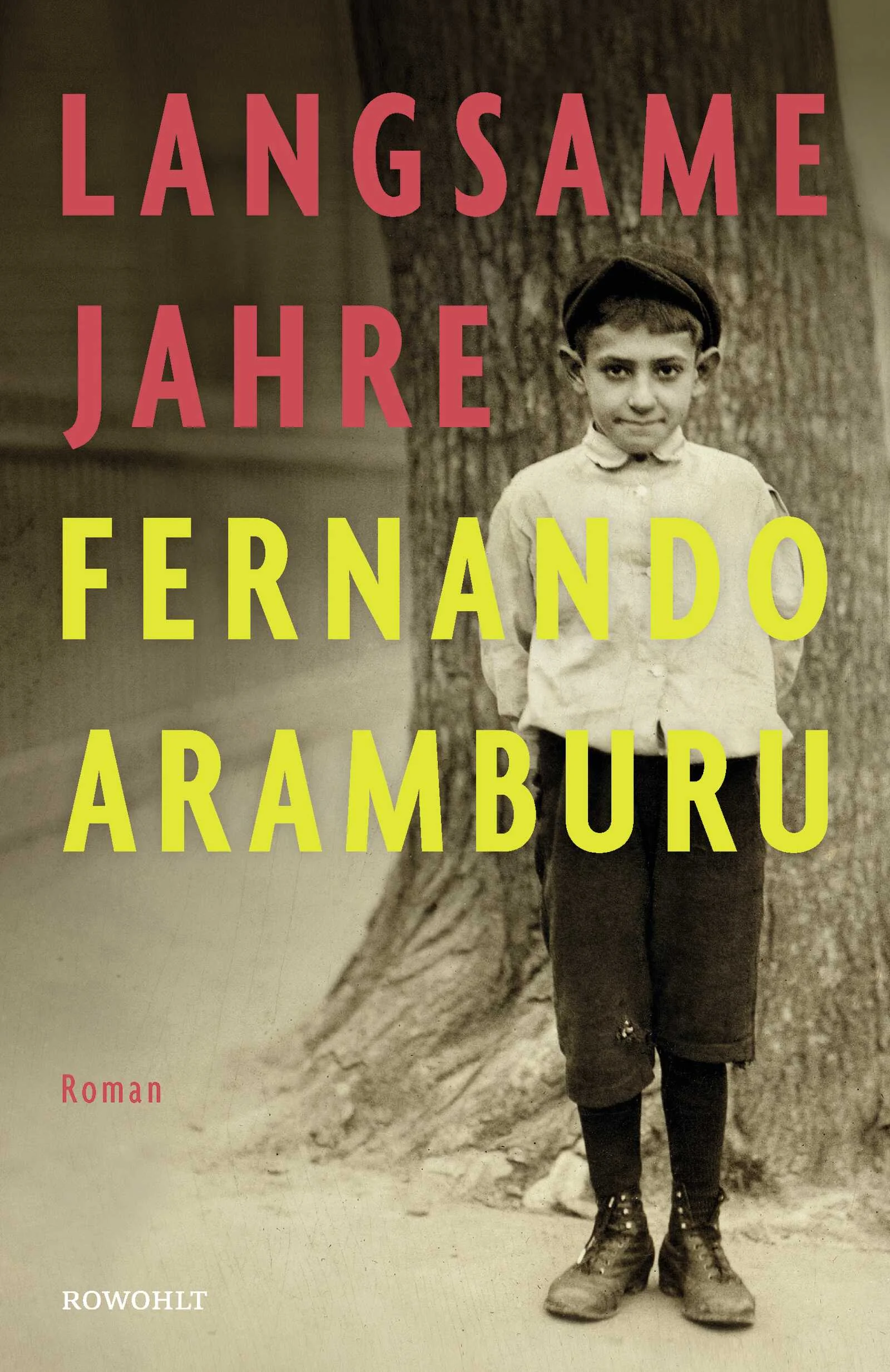 Ein achtjähriger Junge wird von seinen Eltern zu Verwandten gesckickt, sie selbst können ihn nicht mehr ernähren. In San Sebastián erwartet ihn eine typisch baskische Familie der sechziger Jahre: Die Tante hat das Sagen, ihr Mann kriegt den Mund nicht auf. Die Cousine und der Cousin suchen auf verschiedene Weisen neue Freiheiten, von denen die Eltern nichts wissen. Der Junge beobachtet mit den staunenden Augen eines Kindes, wie mühevoll es ist, seinen eigenen Weg zu finden. Doch als er seine Chance bekommt, nutzt er sie. In „Langsame Jahre“ wird beschrieben, wie die Geschehnisse, die in Aramburus Erfolgsroman „Patria“ einzelne Familien und schließlich das ganze Land auseinanderbrechen lassen, ihren Anfang nehmen.