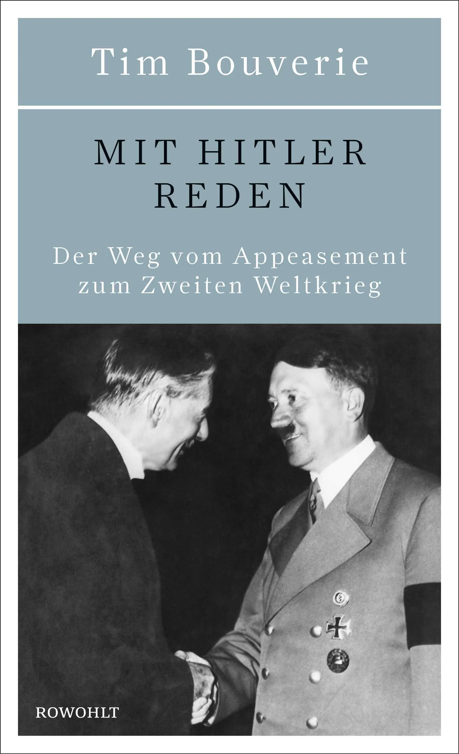 Hitler marschiert ins Rheinland ein - und die Welt schaut zu. Hitler besetzt das Sudetengebiet - und nichts passiert. Vielmehr versucht der britische Premier Neville Chamberlain noch 1938 in München ein Friedensabkommen mit Adolf Hitler zu schließen. Der englische Historiker Tim Bouverie stellt den Erkenntnisprozess in Großbritannien während der 1930er Jahre dar, das lange unsicher war, wie es mit Deutschland und dessen politischen Provokationen umgehen sollte. Sein Buch ist der spannende Bericht einer historischen Eskalation und schildert den historischen Hintergrund zum Netflix-Film 