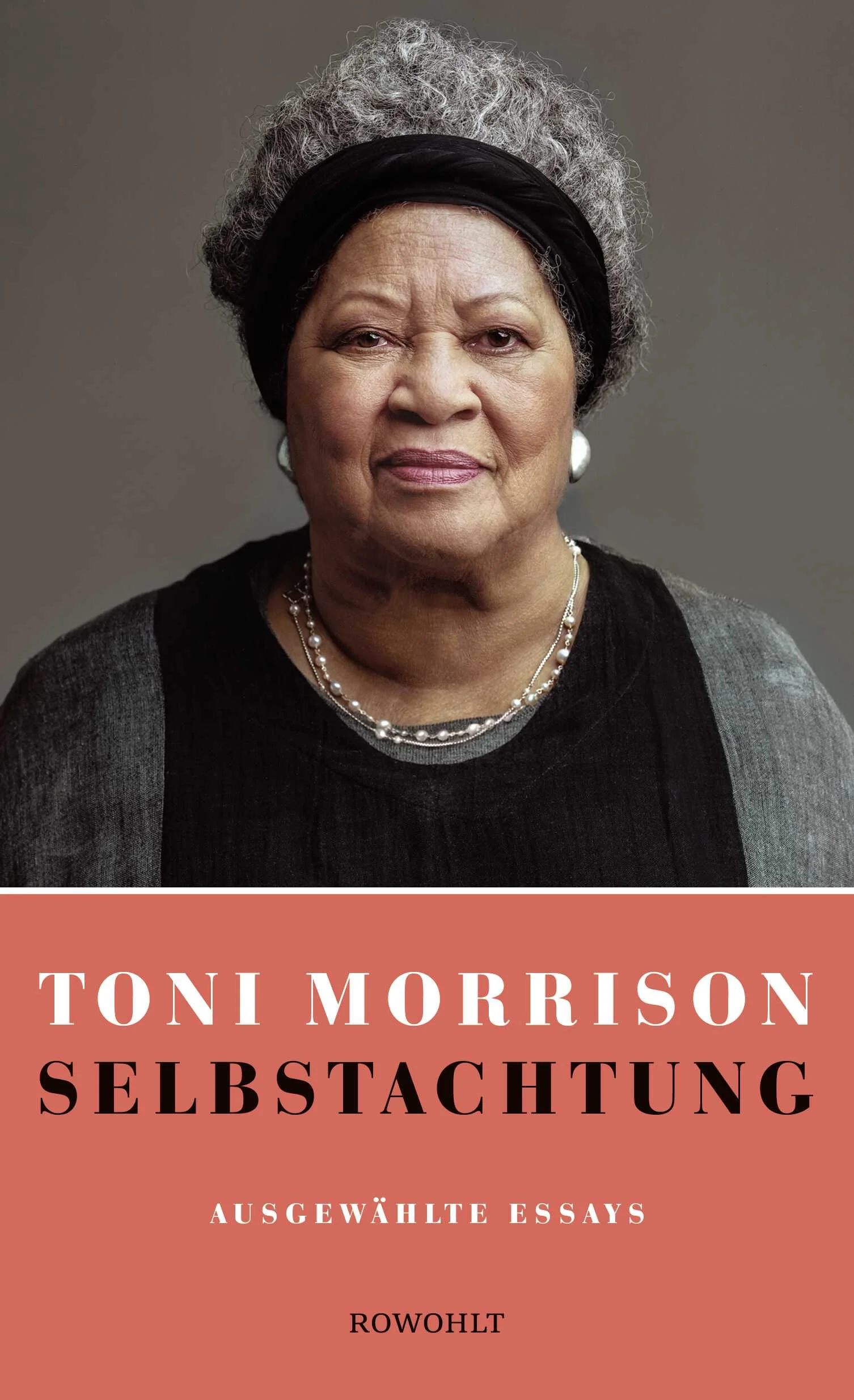 Das Vermächtnis von Toni Morrison: Dieser Band versammelt Essays, Reden und Vorträge aus einem halben Jahrhundert. Toni Morrison befasst sich mit umstrittenen gesellschaftlichen Fragen, die zeitlebens ihre Themen gewesen sind: dem Alltagsrassismus in Amerika, der Assimilation des Fremden, dem Erbe des Sklaventums, der Gewalt gegen Schwarze, den Menschenrechten. Sie denkt über die Kunst, die Möglichkeiten der literarischen Phantasie, die Kraft der Sprache, die afroamerikanische Präsenz in der US-Literatur und in der Gesellschaft nach. Es geht um Achtung und Selbstachtung, um Leerstellen in der Geschichte und jahrzehntelang tradierte Vorurteile. Eine umfassende Bestandsaufnahme - manche Beobachtungen wiederholen sich in ihren Reden und Vorträgen im Lauf der Jahrzehnte, es sind die alten Fragen in einem neuen Kontext. Gibt es gesellschaftlichen Fortschritt? Gibt es Hoffnung?Die Eleganz ihres Denkens, die klare Schönheit ihrer Sprache und, vor allem, ihre aufrechte moralische Haltung waren ihre herausragenden Kennzeichen und maßgeblich dafür, dass Toni Morrison 1993 mit dem Nobelpreis für Literatur geehrt wurde. Diese Texte sind eine Positionsbestimmung von brennender Aktualität und ein leidenschaftlicher Aufruf, sich gegen Unterdrückung zu wehren.