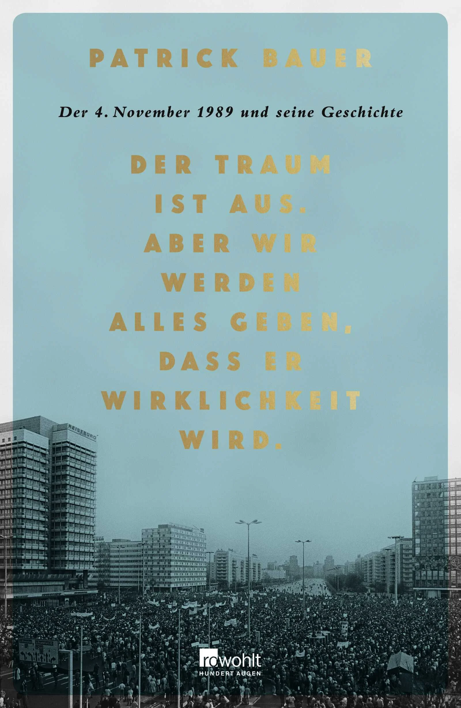 9. Oktober, 9. November, diese Daten des Jahres 1989 haben sich uns eingebrannt. Der 4. November wird oft vergessen. Dabei demonstrierten an diesem Tag 500 000 Menschen auf dem Berliner Alexanderplatz. Auf der Rednerliste der Kundgebung stand eine bis dahin völlig undenkbare Mischung: Neben Christa Wolf und Stefan Heym, Ulrich Mühe und Jan Josef Liefers sprachen auch Gregor Gysi und Lothar Bisky, Ex-Stasi-General Markus Wolf und Politbüromitglied Günter Schabowski. Eine neue DDR schien möglich. Doch nach dem Mauerfall verlief die unwahrscheinliche Versammlung in alle Richtungen. Aus Erinnerungen und Gedanken aller Beteiligten (und ihrer Nachkommen) fügt Patrick Bauer das faszinierende Panorama eines großen Tages in der deutschen Geschichte zusammen.