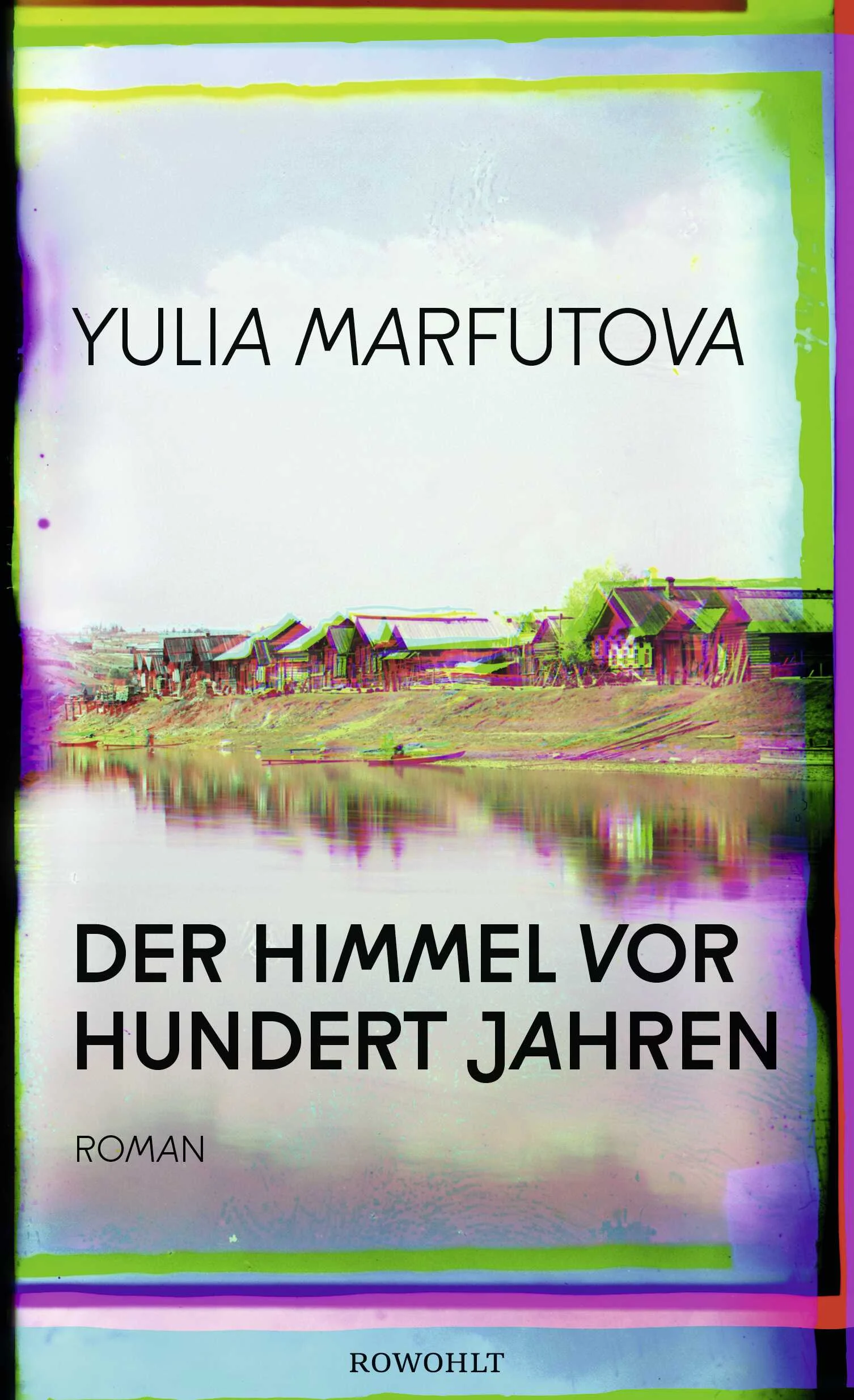 Ob sie vom Wetter erzählt, von der Weisheit der Menschen oder der der Fische – Yulia Marfutova macht Stimmen hörbar, die man so bald nicht wieder vergisst. In «Der Himmel vor hundert Jahren» treffen sich Ideen und Ideologen, Dorf und Welt, Gestern und Heute, Humor und Verstand. Eine zeitlose Geschichte, ein herausragendes Debüt. Nominiert für den Deutschen Buchpreis 2021.Ein russisches Dorf um das Jahr 1918. Die Revolution hat bereits stattgefunden, der Bürgerkrieg ist in vollem Gange, aber die Bewohner haben von den historischen Ereignissen noch nichts erfahren. Das untergehende Zarenreich ist groß, die Informationen fließen langsam.Doch selbst an einem Ort wie diesem steht die Zeit nicht still: Der Dorfälteste Ilja, zum Beispiel, trifft seine Wettervorhersagen neuerdings mit Hilfe eines gläsernen Röhrchens, das er hütet wie seinen Augapfel. Der alte Pjotr dagegen belauscht lieber den nahegelegenen Fluss und dessen Geister. Aber noch scheinen die Fronten beweglich.Nun ist ausgerechnet Iljas Frau, Inna Nikolajewna, so abergläubisch wie Pjotr. Als ihr ein Messer herunterfällt, taucht ein Fremder im Dorf auf. Der viel zu junge Mann trägt keine Stiefel, aber eine fadenscheinige Offiziersuniform, und wenn er muss, erzählt er jedem eine andere Geschichte. Man beäugt ihn, bedrängt ihn, bald nicht mehr nur mit Fragen - und doch kommt nicht einmal die junge Annuschka dahinter, weshalb er ins Dorf gekommen ist. Und vor allem: warum er bleibt ...