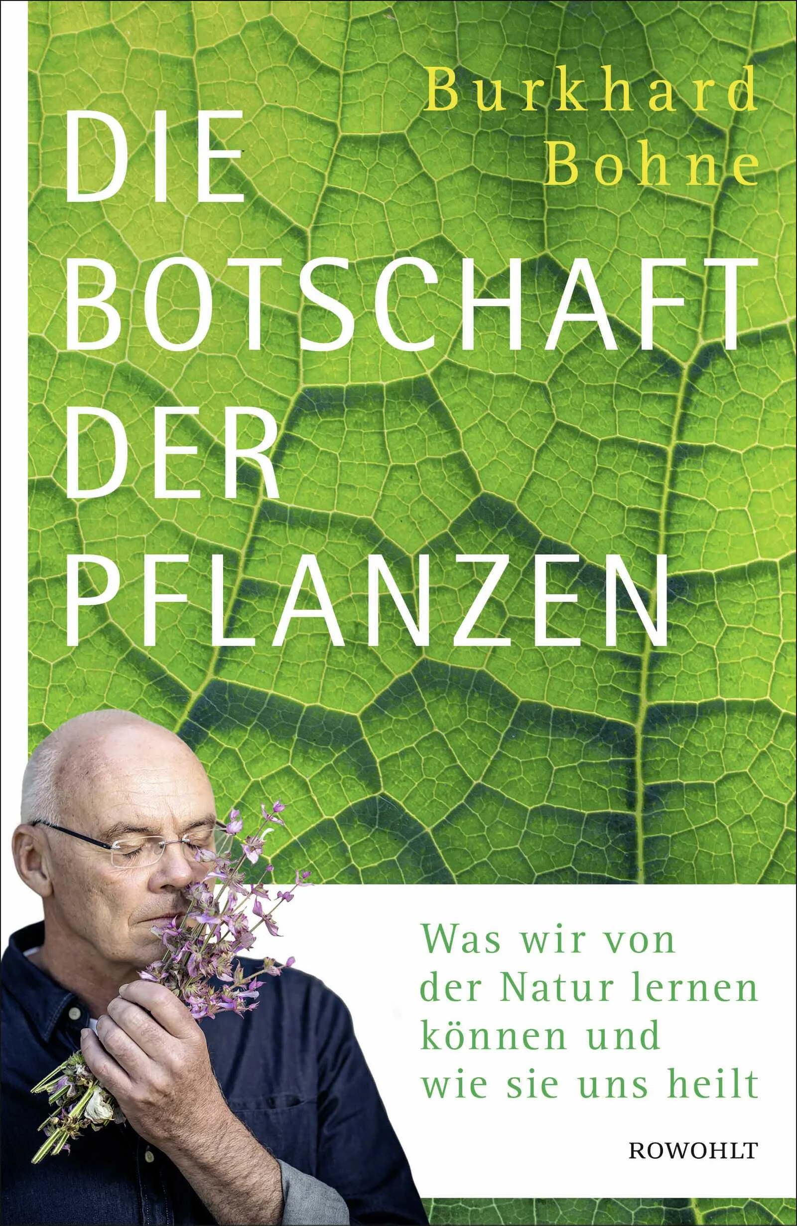 Was haben Pflanzen uns zu sagen? Sehr viel, weiß Burkhard Bohne – denn Pflanzen sind ein perfektes Beispiel für kollektive Intelligenz. Bohne plädiert für mehr Achtsamkeit im Umgang mit der Natur: Wer sich Pflanzen zuwendet, wird anders auf unseren gemeinsamen Lebensraum schauen, denn sie bilden die Grundlage für fast alle Lebensprozesse auf der Erde. Doch es scheint, als hätten wir den Bezug zu ihnen verloren. Dabei liefern uns Pflanzen Nahrungsmittel, Heilmittel, Energie und vieles mehr. Grund genug, höchste Wertschätzung zu zeigen und sich den Pflanzen wieder anzunähern – und zu verstehen, was ihre Botschaft an uns Menschen ist.