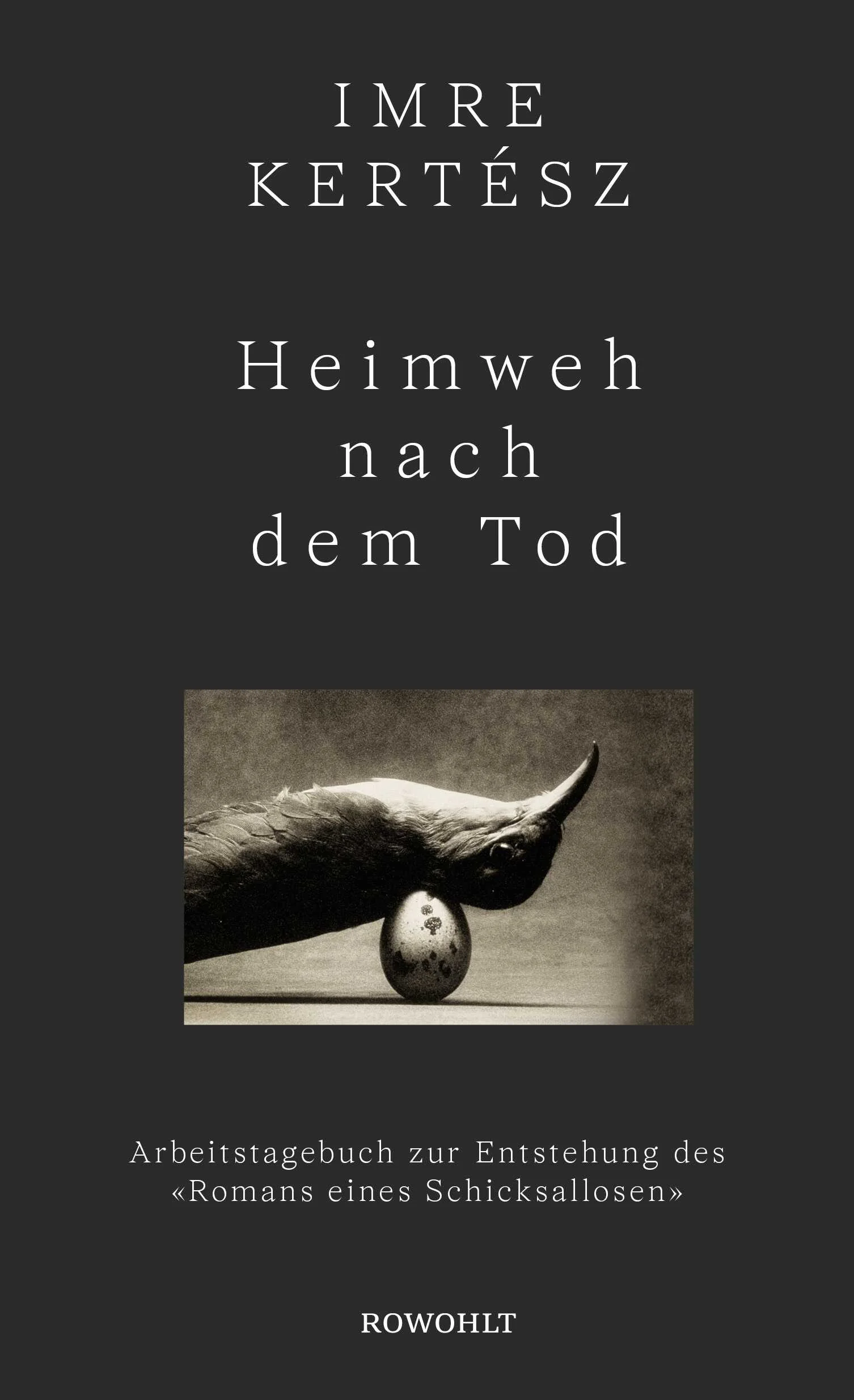 Dreißigjährig, nach Jahren erfolgloser Arbeit an seinem ersten Romanprojekt «Ich, der Henker», den Bekenntnissen eines Naziverbrechers, entschließt Imre Kertész sich zu einer «nüchternen Selbstprüfung». Daraus erwächst zwischen 1958 und 1962 sein erstes Tagebuch – 44 eng beschriebene Blätter. Und während er noch mit Musik-Komödien für die Budapester Bühnen seinen Lebensunterhalt verdient, hält er hier minutiös sein Denken, Lesen und Schreiben fest: vom Entschluss, statt der Henker-Bekenntnisse nun die Geschichte seiner Deportation zu schreiben – also «meine eigene Mythologie» –, bis hin zur Fertigstellung der ersten Kapitel. Dazu die unablässige Auseinandersetzung mit Dostojewski, Thomas Mann und Camus, mit deren Hilfe er die für diesen beispiellosen Entwicklungsroman benötigte Technik findet.«Der Muselmann», so sollte der «Roman eines Schicksallosen» ursprünglich heißen. Zehn weitere Jahre würde Kertész noch zu seiner Vollendung brauchen, um anschließend zu erleben, wie das Buch, das dreißig Jahre später mit dem Nobelpreis ausgezeichnet werden würde, im sozialistischen Ungarn zunächst abgelehnt wurde.Vom Zustand des «Muselmanns», jener «zerstörend süßen Selbstaufgabe», die Imre Kertész in Buchenwald kurz vor der Befreiung selbst kennengelernt hatte, erzählen die eindrücklichsten Seiten dieses Arbeitstagebuchs: «Der Mensch kann nie so nahe bei sich selbst und bei Gott sein wie der Muselmann unmittelbar vor dem Tod.»